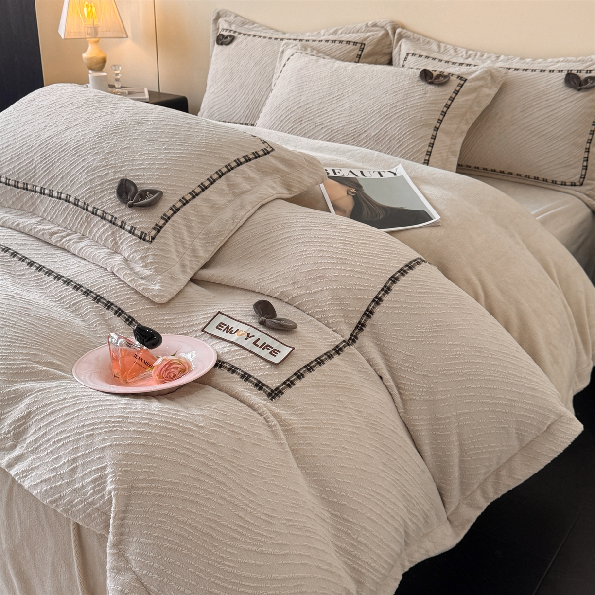 91家纺网 家纺一手货源 找家纺 叠派家纺 2025新款高克重高端牛奶绒雕花织带工艺款梦巢系列四件套（直播热款）提供买家秀 梦巢-麦卡其