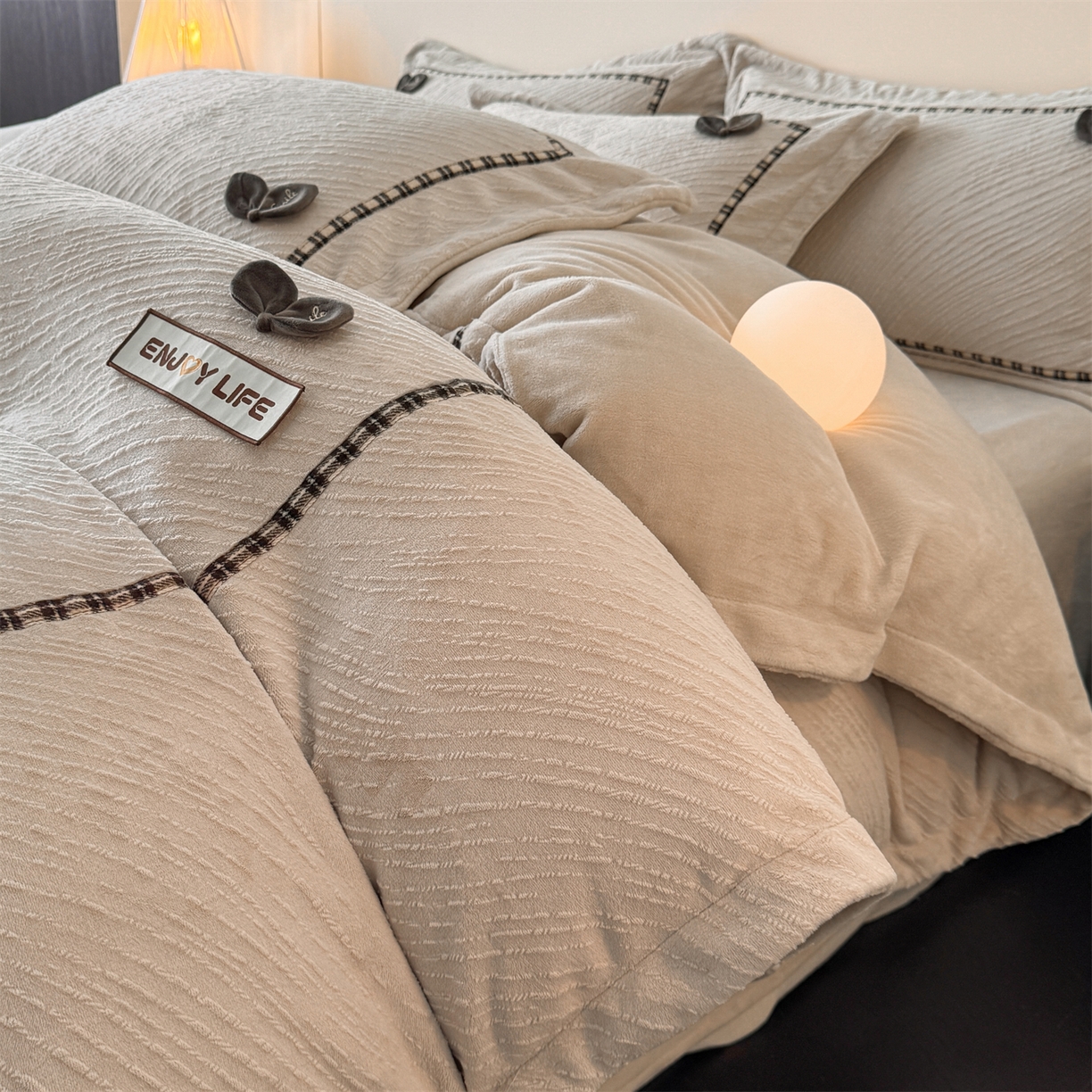 91家纺网 家纺一手货源 找家纺 叠派家纺 2025新款高克重高端牛奶绒雕花织带工艺款梦巢系列四件套（直播热款）提供买家秀 梦巢-麦卡其