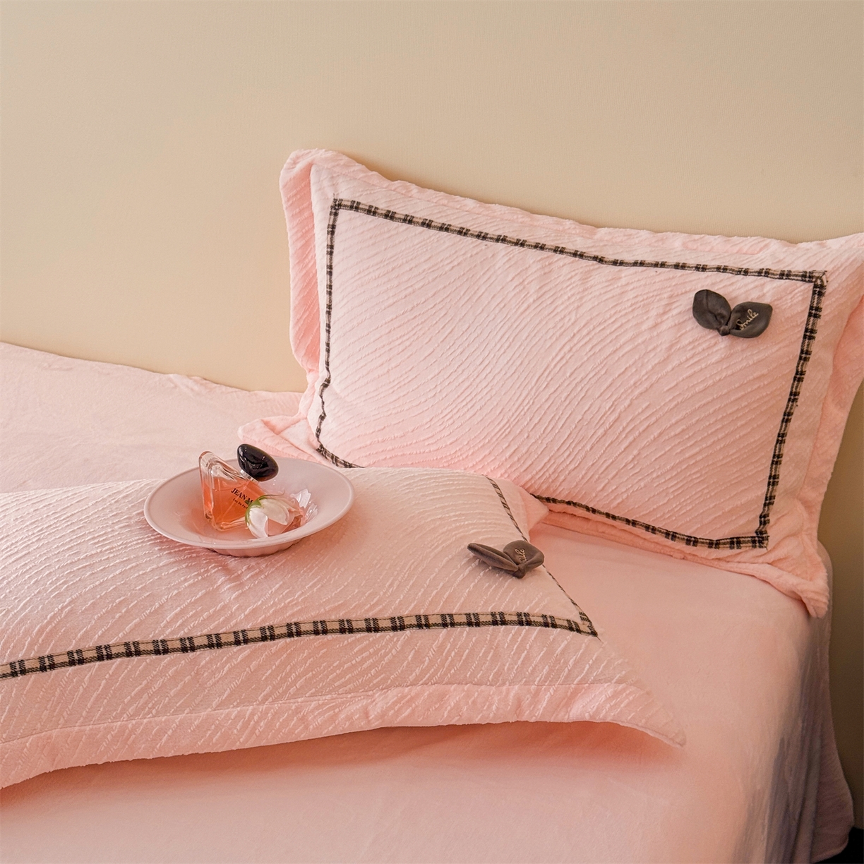 91家纺网 家纺一手货源 找家纺 叠派家纺 2025新款高克重高端牛奶绒雕花织带工艺款梦巢系列四件套（直播热款）提供买家秀 梦巢-玉粉