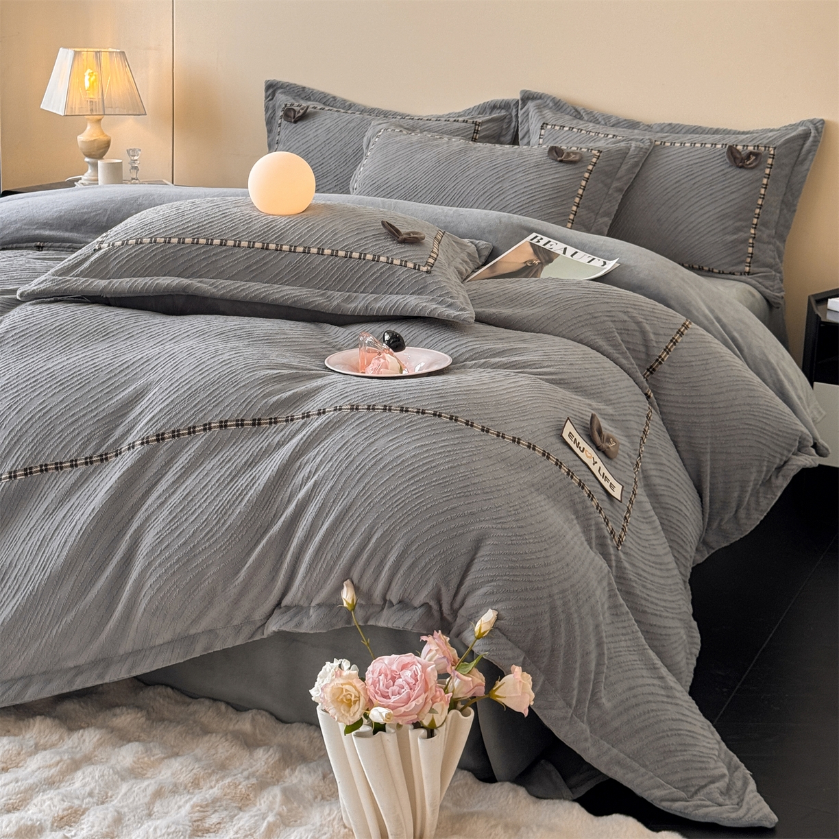 91家纺网 家纺一手货源 找家纺 叠派家纺 2025新款高克重高端牛奶绒雕花织带工艺款梦巢系列四件套（直播热款）提供买家秀 梦巢-金典灰