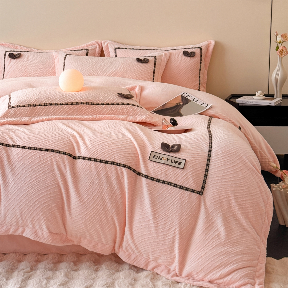 91家纺网 家纺一手货源 找家纺 叠派家纺 2025新款高克重高端牛奶绒雕花织带工艺款梦巢系列四件套（直播热款）提供买家秀 梦巢-玉粉