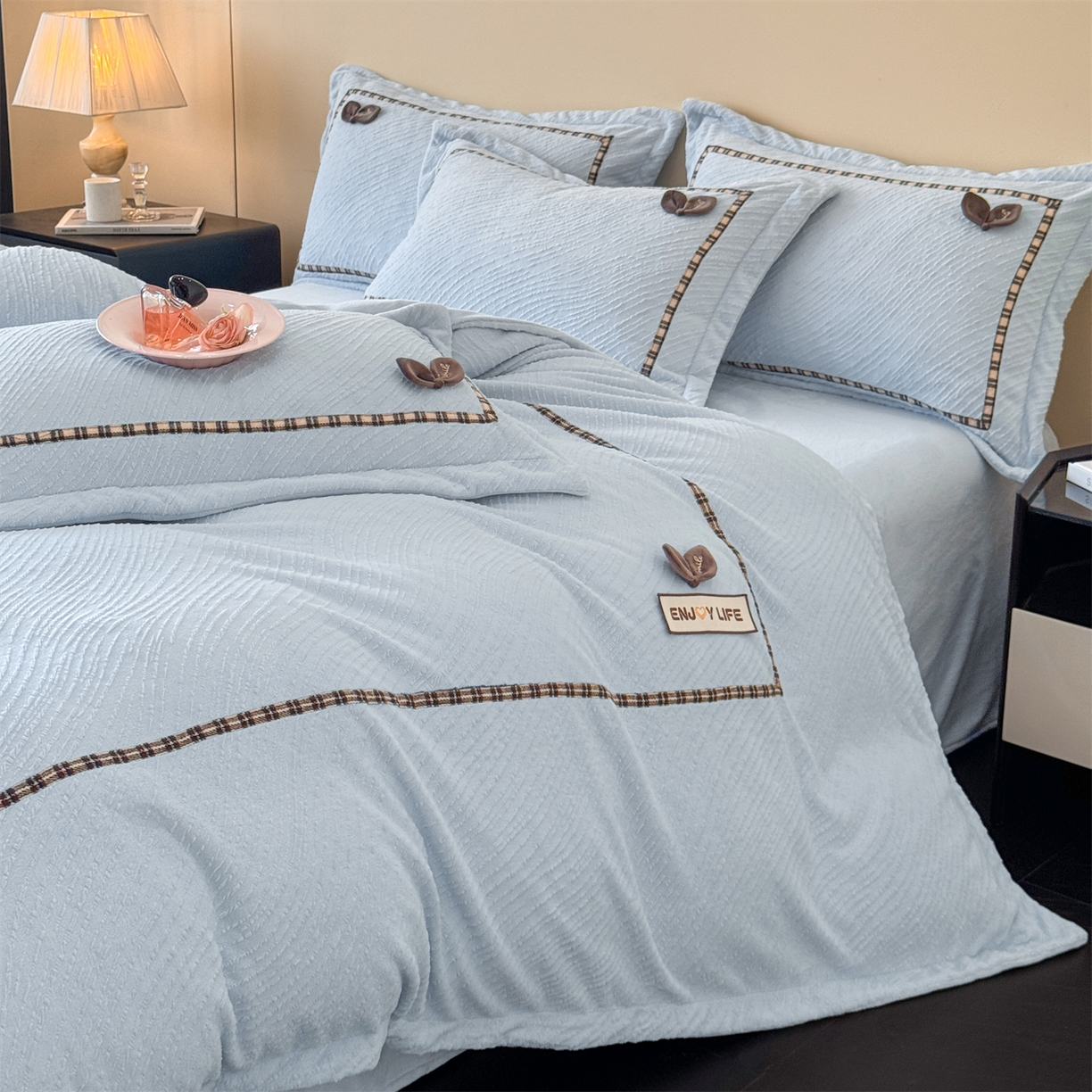 91家纺网 家纺一手货源 找家纺 叠派家纺 2025新款高克重高端牛奶绒雕花织带工艺款梦巢系列四件套（直播热款）提供买家秀 梦巢-星空蓝