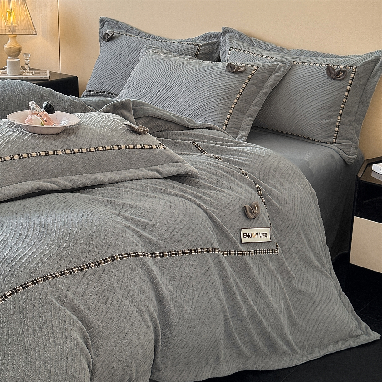 91家纺网 家纺一手货源 找家纺 叠派家纺 2025新款高克重高端牛奶绒雕花织带工艺款梦巢系列四件套（直播热款）提供买家秀 梦巢-金典灰