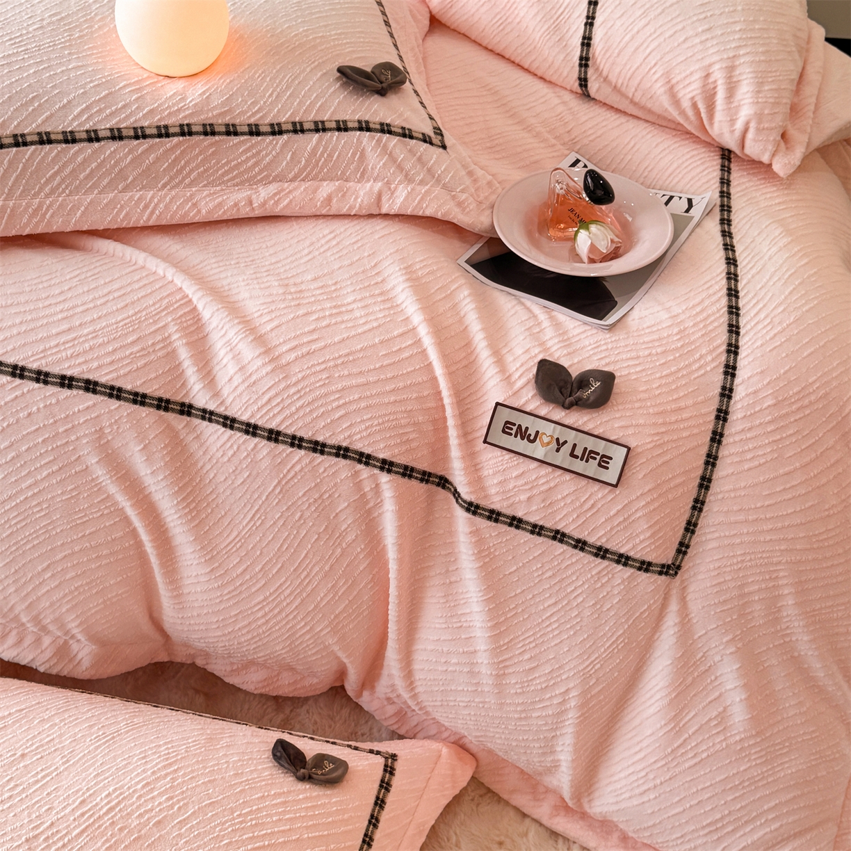 91家纺网 家纺一手货源 找家纺 叠派家纺 2025新款高克重高端牛奶绒雕花织带工艺款梦巢系列四件套（直播热款）提供买家秀 梦巢-玉粉