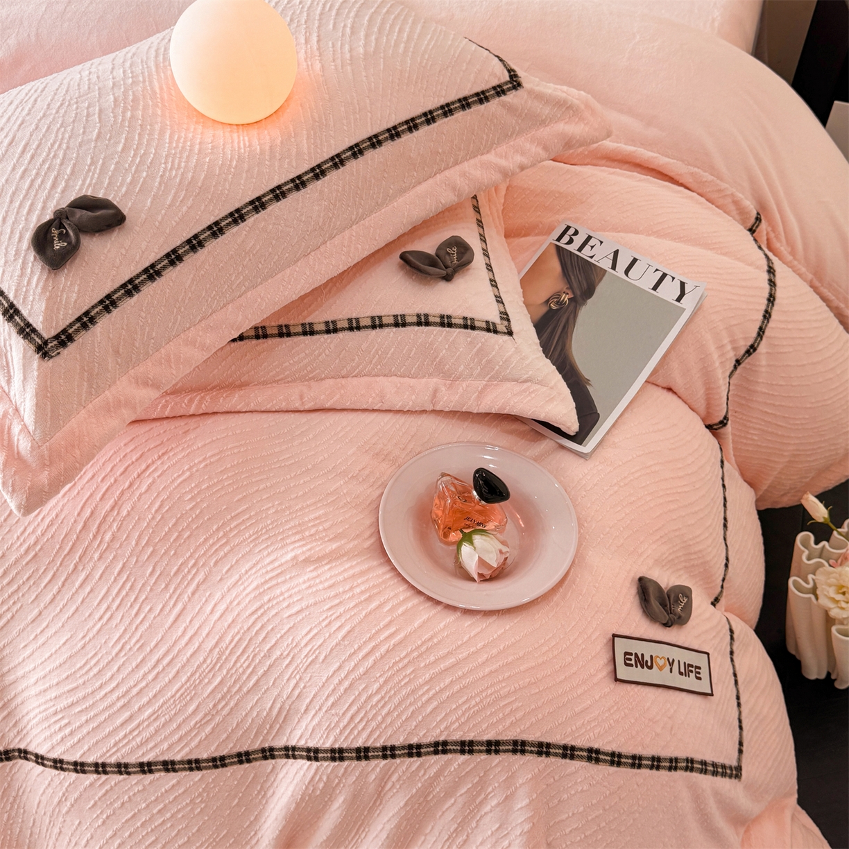 91家纺网 家纺一手货源 找家纺 叠派家纺 2025新款高克重高端牛奶绒雕花织带工艺款梦巢系列四件套（直播热款）提供买家秀 梦巢-玉粉