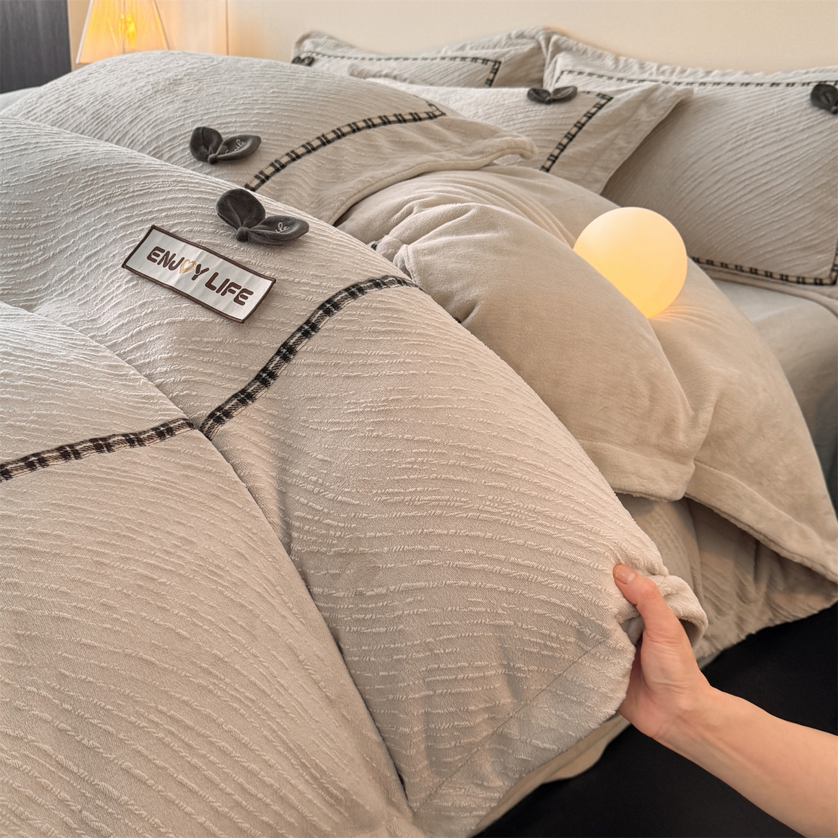 91家纺网 家纺一手货源 找家纺 叠派家纺 2025新款高克重高端牛奶绒雕花织带工艺款梦巢系列四件套（直播热款）提供买家秀 梦巢-麦卡其