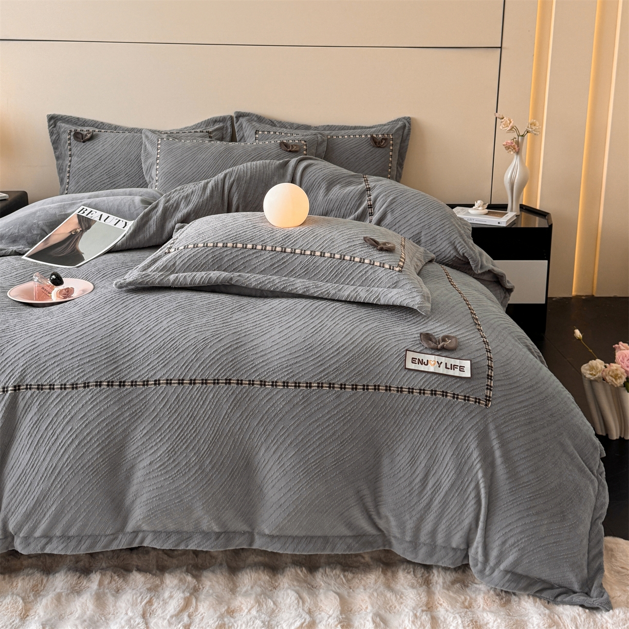 91家纺网 家纺一手货源 找家纺 叠派家纺 2025新款高克重高端牛奶绒雕花织带工艺款梦巢系列四件套（直播热款）提供买家秀 梦巢-金典灰