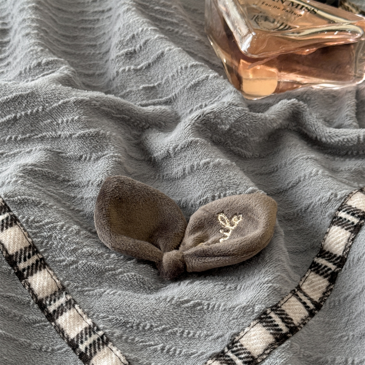 91家纺网 家纺一手货源 找家纺 叠派家纺 2025新款高克重高端牛奶绒雕花织带工艺款梦巢系列四件套（直播热款）提供买家秀 梦巢-金典灰