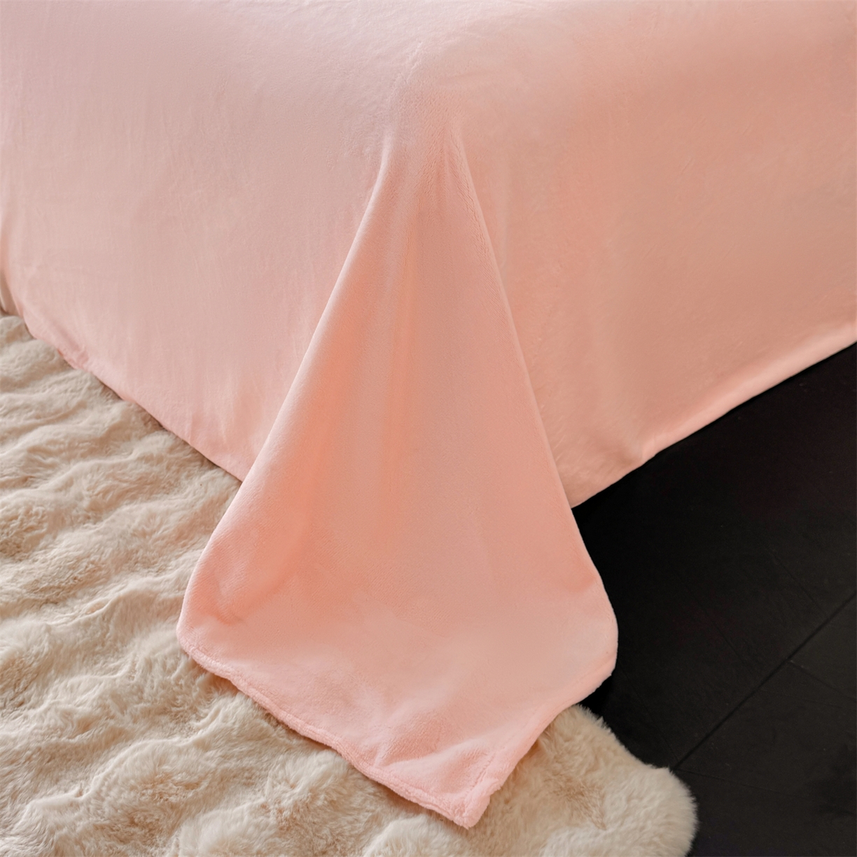 91家纺网 家纺一手货源 找家纺 叠派家纺 2025新款高克重高端牛奶绒雕花织带工艺款梦巢系列四件套（直播热款）提供买家秀 梦巢-玉粉