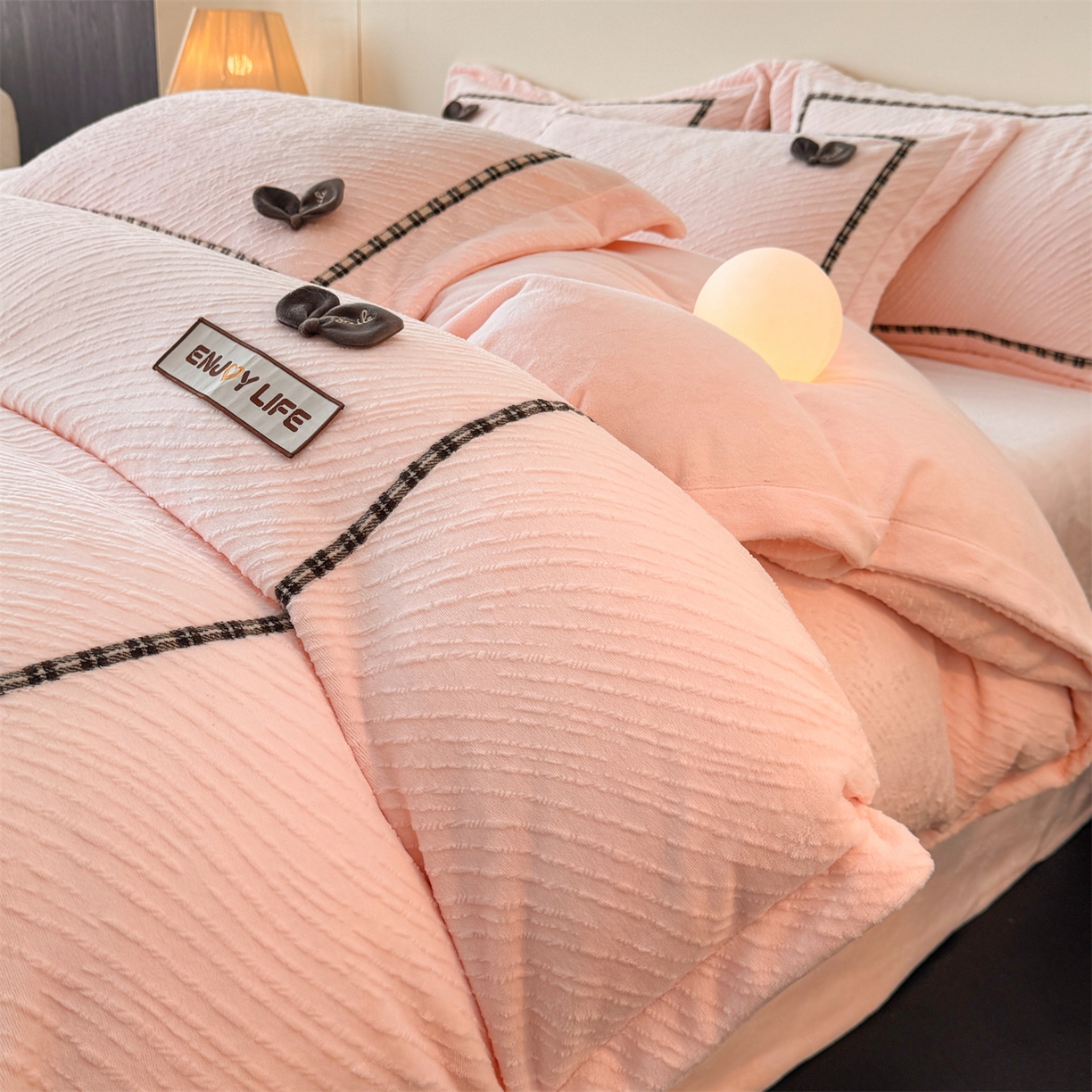 91家纺网 家纺一手货源 找家纺 叠派家纺 2025新款高克重高端牛奶绒雕花织带工艺款梦巢系列四件套（直播热款）提供买家秀 梦巢-玉粉