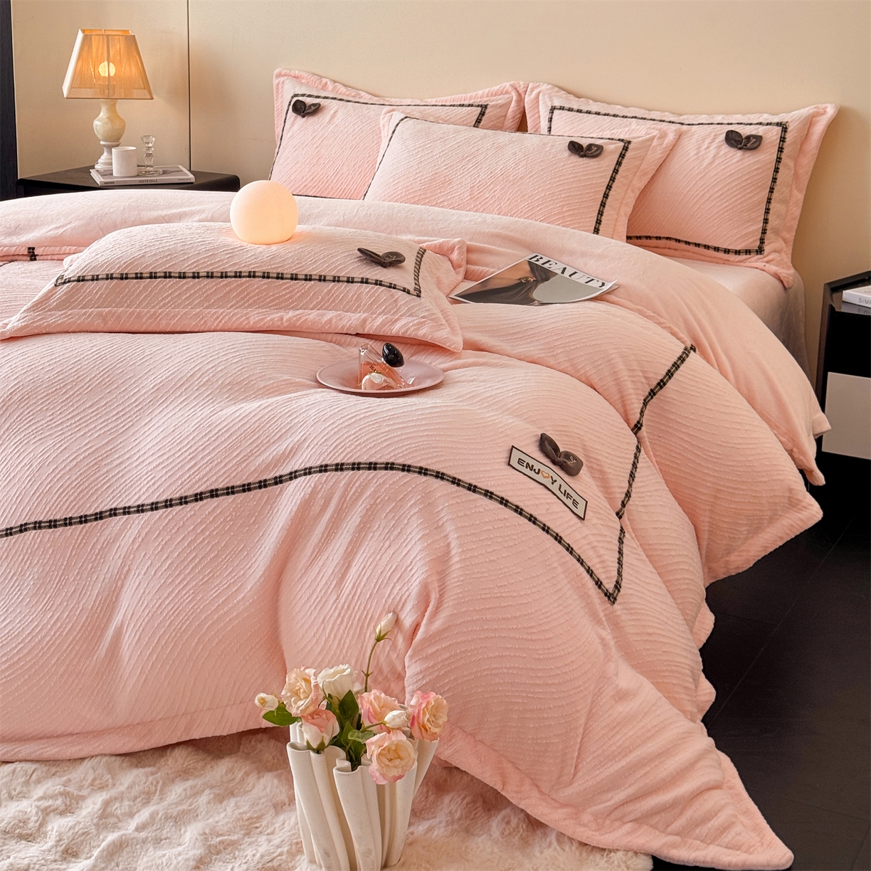 91家纺网 家纺一手货源 找家纺 叠派家纺 2025新款高克重高端牛奶绒雕花织带工艺款梦巢系列四件套（直播热款）提供买家秀 梦巢-玉粉