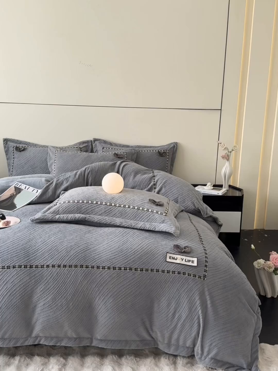 91家纺网 家纺一手货源 找家纺 叠派家纺 2025新款高克重高端牛奶绒雕花织带工艺款梦巢系列四件套（直播热款）提供买家秀 梦巢-金典灰