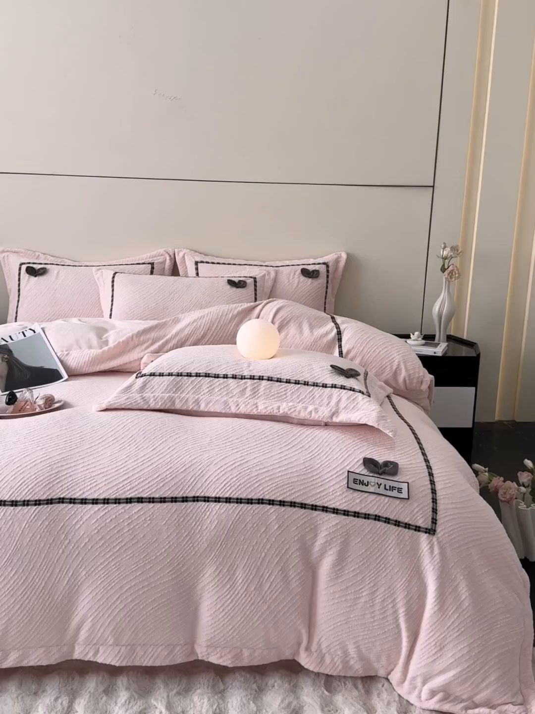 91家纺网 家纺一手货源 找家纺 叠派家纺 2025新款高克重高端牛奶绒雕花织带工艺款梦巢系列四件套（直播热款）提供买家秀 梦巢-玉粉