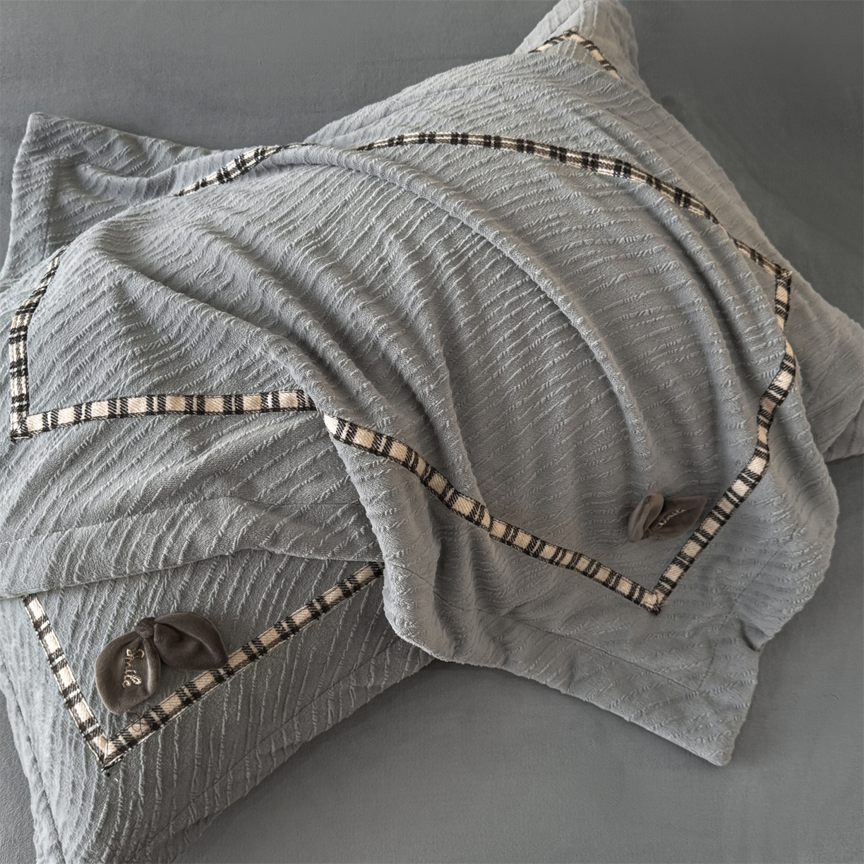 91家纺网 家纺一手货源 找家纺 叠派家纺 2025新款高克重高端牛奶绒雕花织带工艺款梦巢系列四件套（直播热款）提供买家秀 梦巢-金典灰