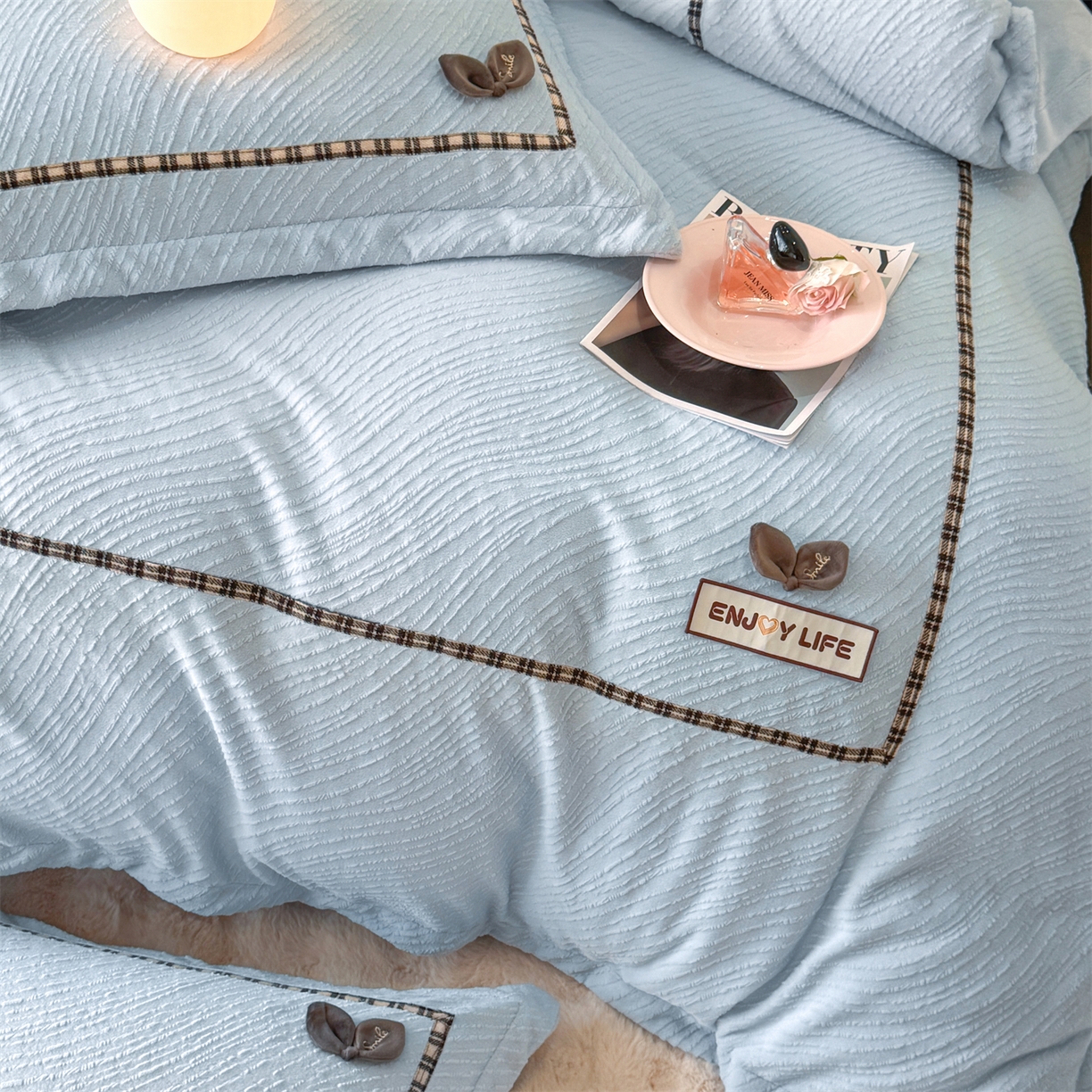 91家纺网 家纺一手货源 找家纺 叠派家纺 2025新款高克重高端牛奶绒雕花织带工艺款梦巢系列四件套（直播热款）提供买家秀 梦巢-星空蓝