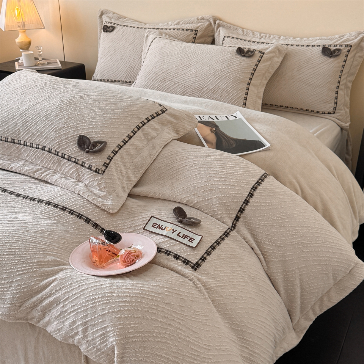 91家纺网 家纺一手货源 找家纺 叠派家纺 2025新款高克重高端牛奶绒雕花织带工艺款梦巢系列四件套（直播热款）提供买家秀 梦巢-麦卡其