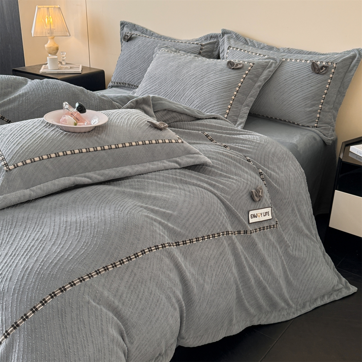 91家纺网 家纺一手货源 找家纺 叠派家纺 2025新款高克重高端牛奶绒雕花织带工艺款梦巢系列四件套（直播热款）提供买家秀 梦巢-金典灰