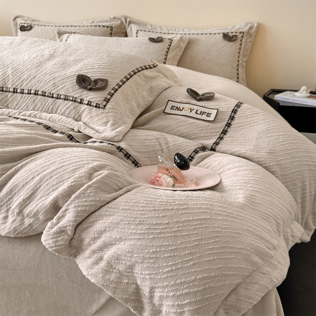 91家纺网 家纺一手货源 找家纺 叠派家纺 2025新款高克重高端牛奶绒雕花织带工艺款梦巢系列四件套（直播热款）提供买家秀 梦巢-麦卡其