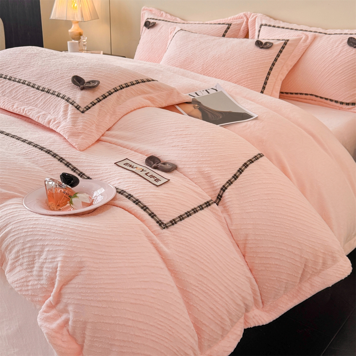 91家纺网 家纺一手货源 找家纺 叠派家纺 2025新款高克重高端牛奶绒雕花织带工艺款梦巢系列四件套（直播热款）提供买家秀 梦巢-玉粉