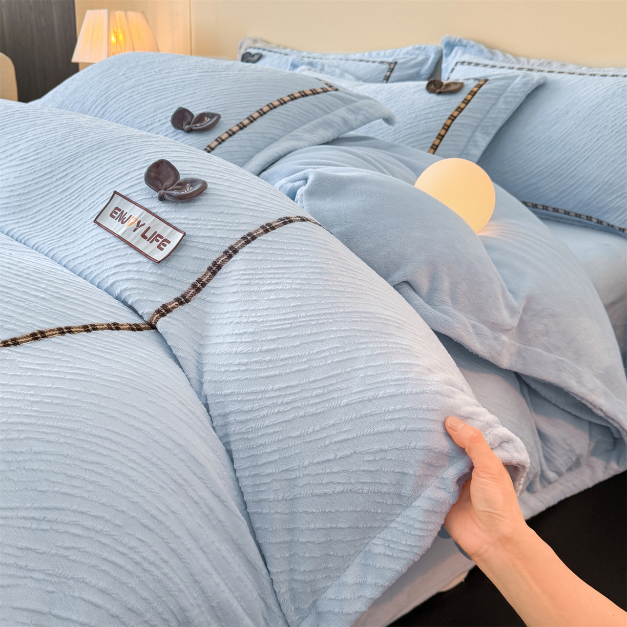 91家纺网 家纺一手货源 找家纺 （总）叠派家纺 2025新款高克重高端牛奶绒雕花织带工艺款梦巢系列四件套（直播热款）提供买家秀