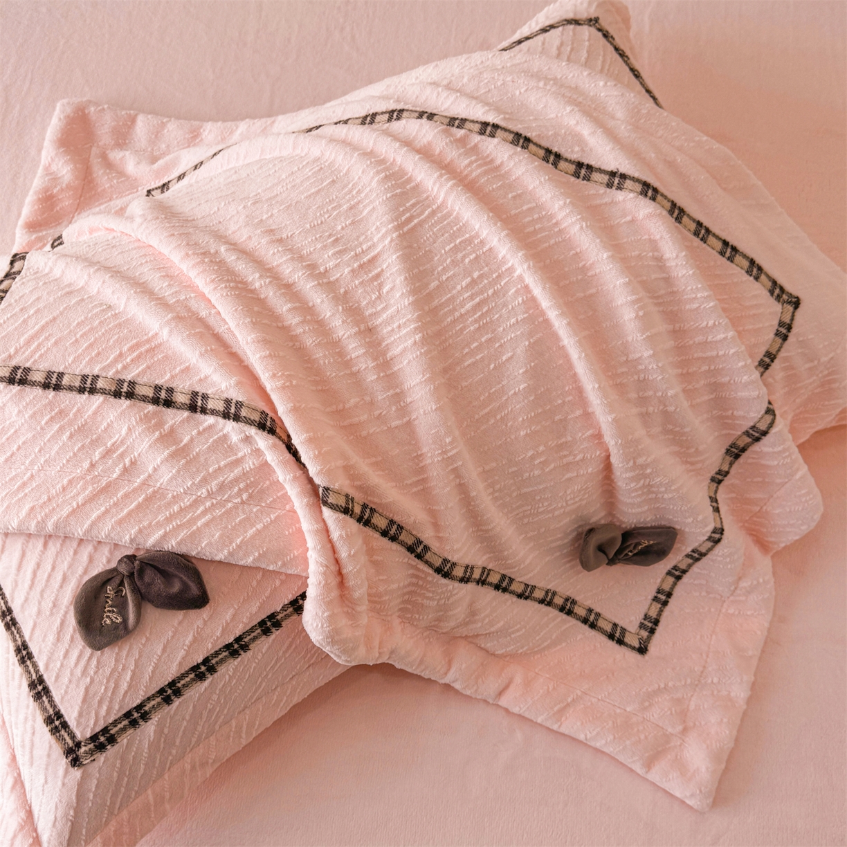 91家纺网 家纺一手货源 找家纺 叠派家纺 2025新款高克重高端牛奶绒雕花织带工艺款梦巢系列四件套（直播热款）提供买家秀 梦巢-玉粉