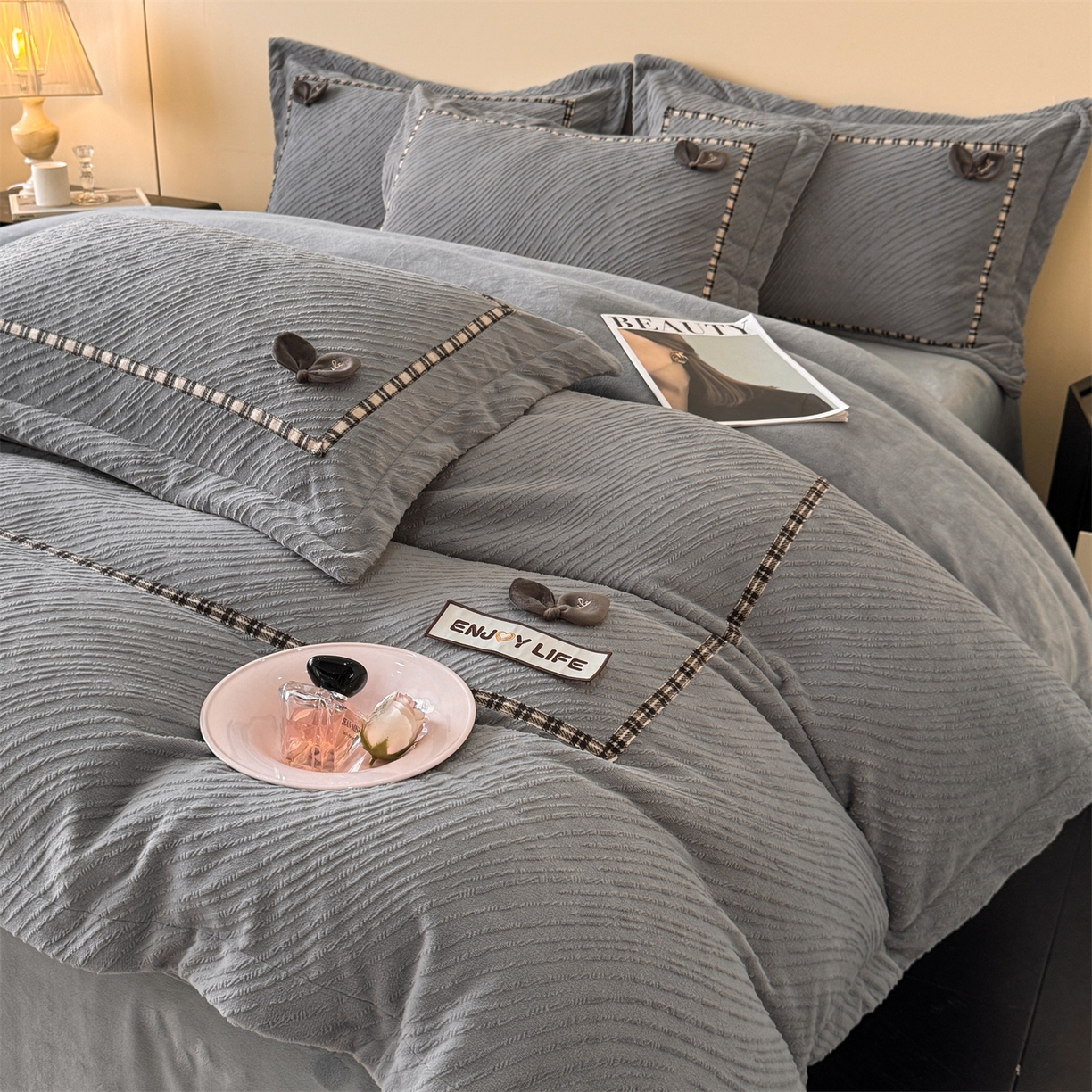 91家纺网 家纺一手货源 找家纺 叠派家纺 2025新款高克重高端牛奶绒雕花织带工艺款梦巢系列四件套（直播热款）提供买家秀 梦巢-金典灰