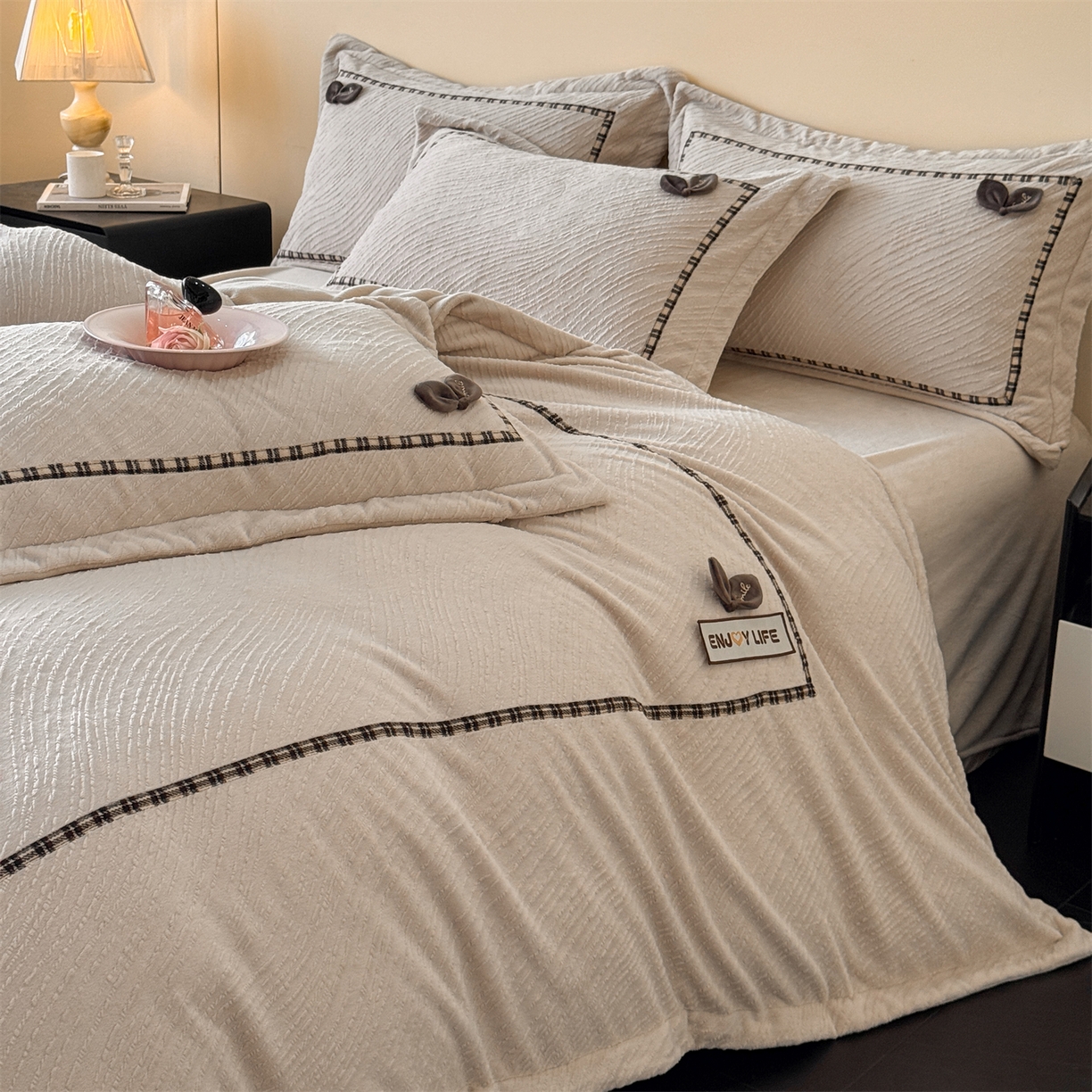 91家纺网 家纺一手货源 找家纺 叠派家纺 2025新款高克重高端牛奶绒雕花织带工艺款梦巢系列四件套（直播热款）提供买家秀 梦巢-麦卡其