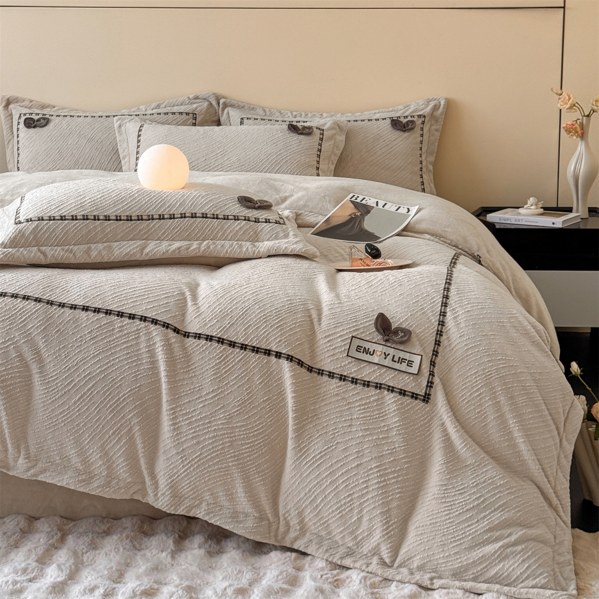 91家纺网 家纺一手货源 找家纺 叠派家纺 2025新款高克重高端牛奶绒雕花织带工艺款梦巢系列四件套（直播热款）提供买家秀 梦巢-麦卡其