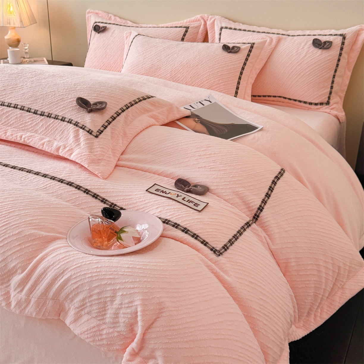 91家纺网 家纺一手货源 找家纺 叠派家纺 2025新款高克重高端牛奶绒雕花织带工艺款梦巢系列四件套（直播热款）提供买家秀 梦巢-玉粉