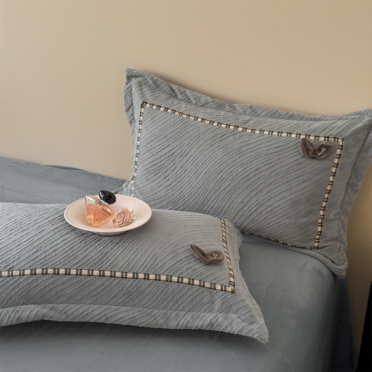 91家纺网 家纺一手货源 找家纺 叠派家纺 2025新款高克重高端牛奶绒雕花织带工艺款梦巢系列四件套（直播热款）提供买家秀 梦巢-金典灰