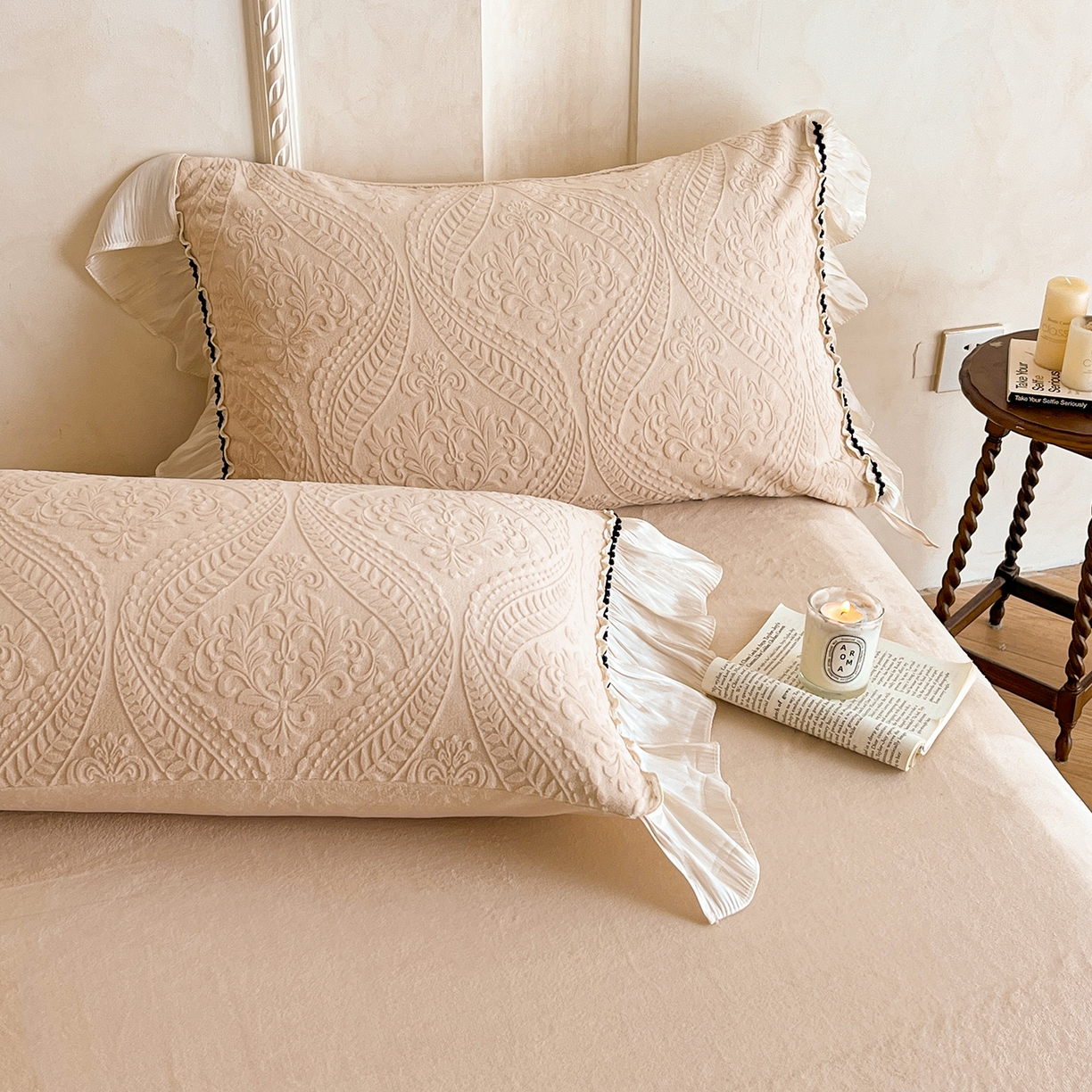 91家纺网 家纺一手货源 找家纺 （总）叠派家纺 2025新款高克重高端牛奶绒雕花欧式花边工艺款巴洛克系列四件套（直播热款）提供买家秀