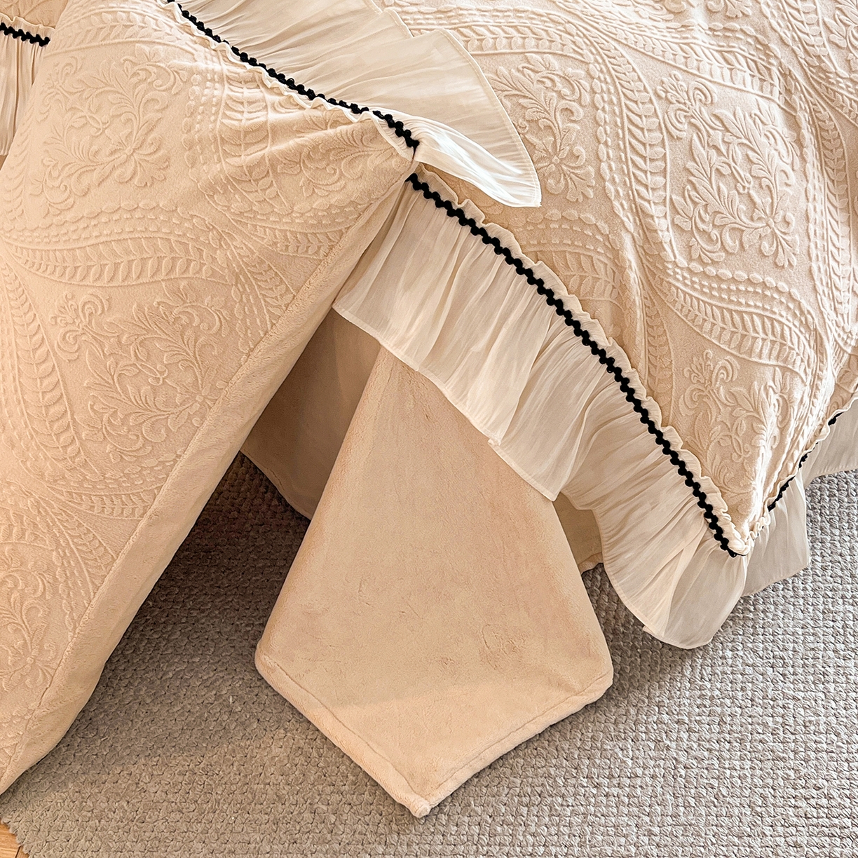 91家纺网 家纺一手货源 找家纺 （总）叠派家纺 2025新款高克重高端牛奶绒雕花欧式花边工艺款巴洛克系列四件套（直播热款）提供买家秀