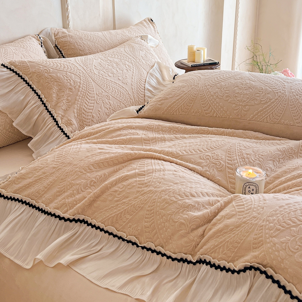 91家纺网 家纺一手货源 找家纺 （总）叠派家纺 2025新款高克重高端牛奶绒雕花欧式花边工艺款巴洛克系列四件套（直播热款）提供买家秀