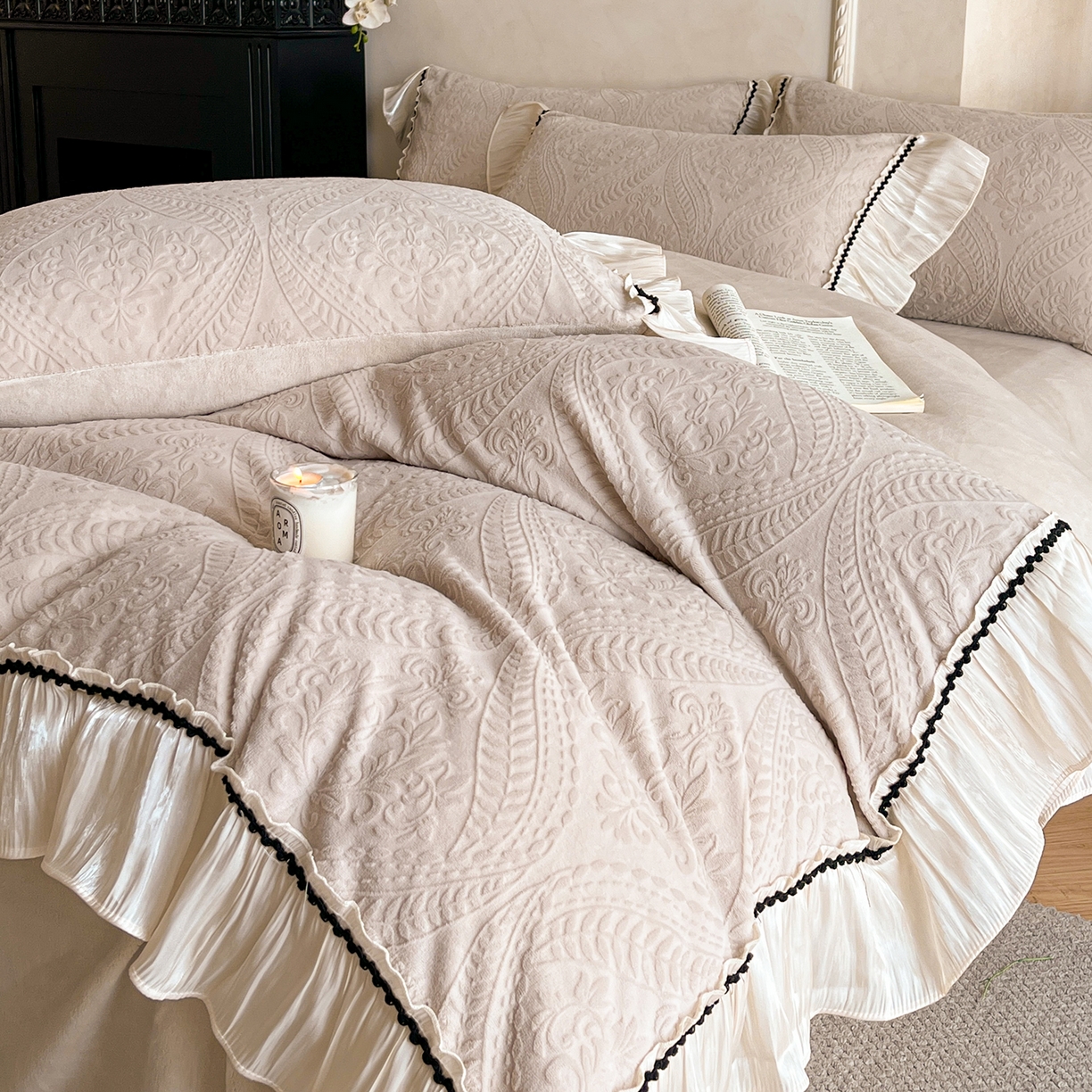 91家纺网 家纺一手货源 找家纺 叠派家纺 2025新款高克重高端牛奶绒雕花欧式花边工艺款巴洛克系列四件套（直播热款）提供买家秀 巴洛克-复古灰