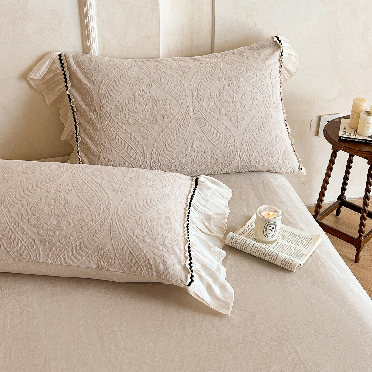 91家纺网 家纺一手货源 找家纺 叠派家纺 2025新款高克重高端牛奶绒雕花欧式花边工艺款巴洛克系列四件套（直播热款）提供买家秀 巴洛克-复古灰