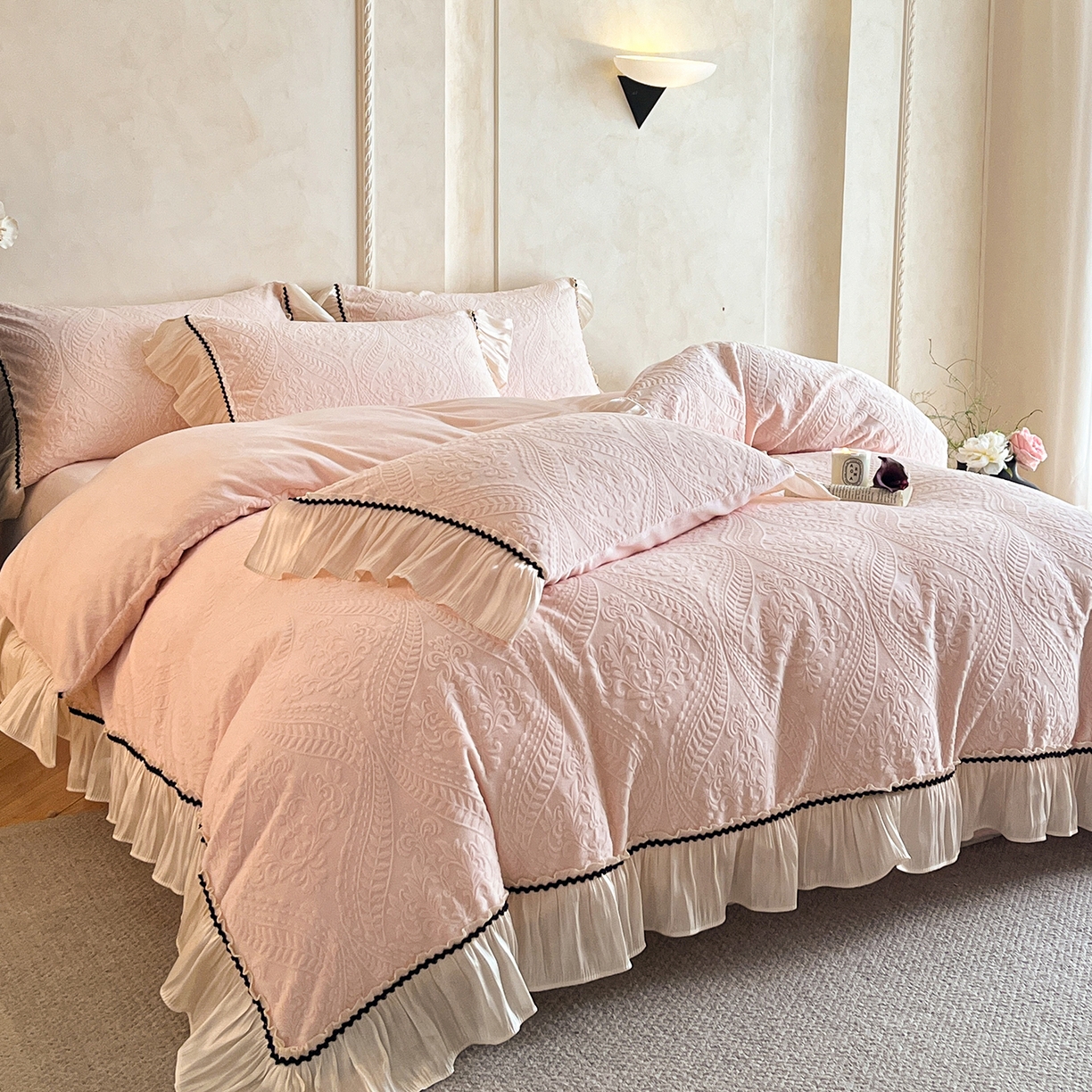 91家纺网 家纺一手货源 找家纺 叠派家纺 2025新款高克重高端牛奶绒雕花欧式花边工艺款巴洛克系列四件套（直播热款）提供买家秀 巴洛克-千禧粉