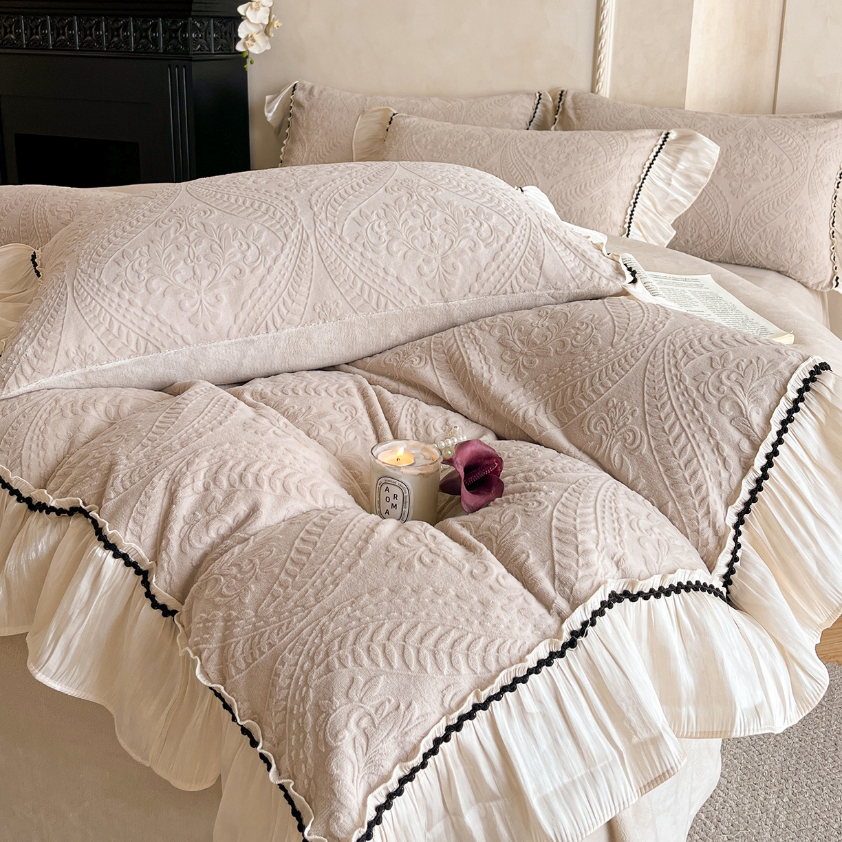 91家纺网 家纺一手货源 找家纺 叠派家纺 2025新款高克重高端牛奶绒雕花欧式花边工艺款巴洛克系列四件套（直播热款）提供买家秀 巴洛克-复古灰