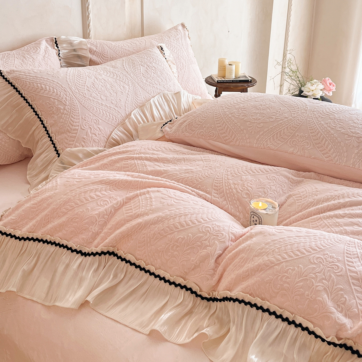 91家纺网 家纺一手货源 找家纺 叠派家纺 2025新款高克重高端牛奶绒雕花欧式花边工艺款巴洛克系列四件套（直播热款）提供买家秀 巴洛克-千禧粉