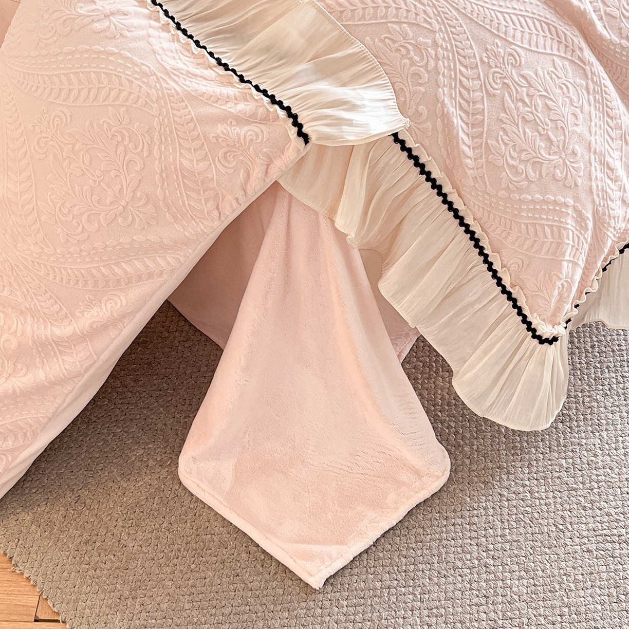 91家纺网 家纺一手货源 找家纺 叠派家纺 2025新款高克重高端牛奶绒雕花欧式花边工艺款巴洛克系列四件套（直播热款）提供买家秀 巴洛克-千禧粉