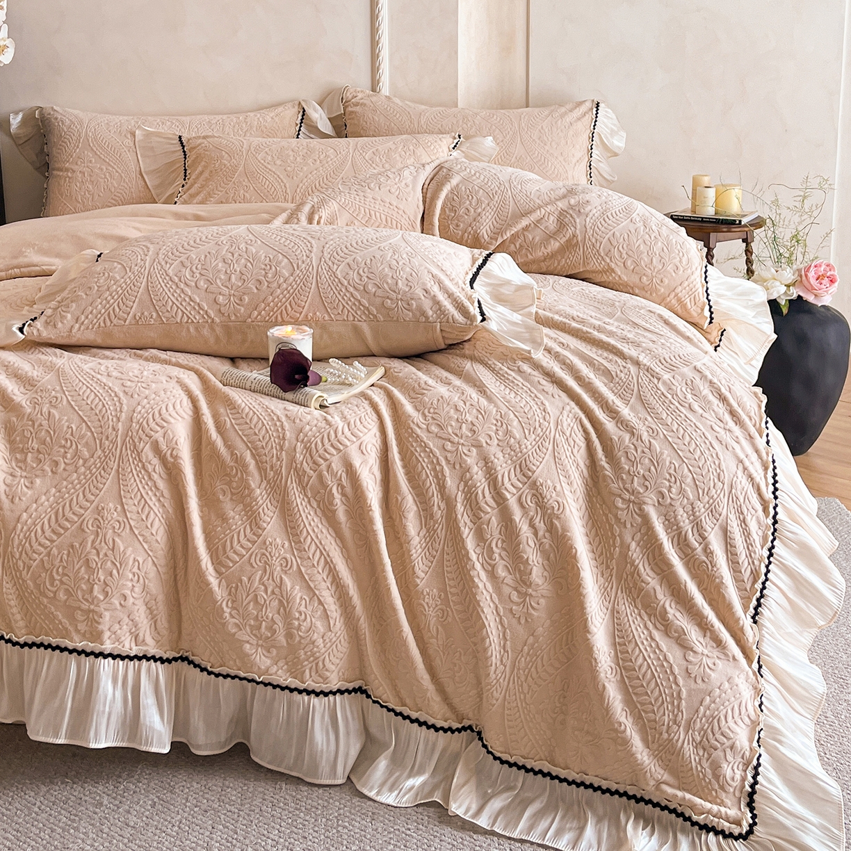 91家纺网 家纺一手货源 找家纺 叠派家纺 2025新款高克重高端牛奶绒雕花欧式花边工艺款巴洛克系列四件套（直播热款）提供买家秀 巴洛克-卡其