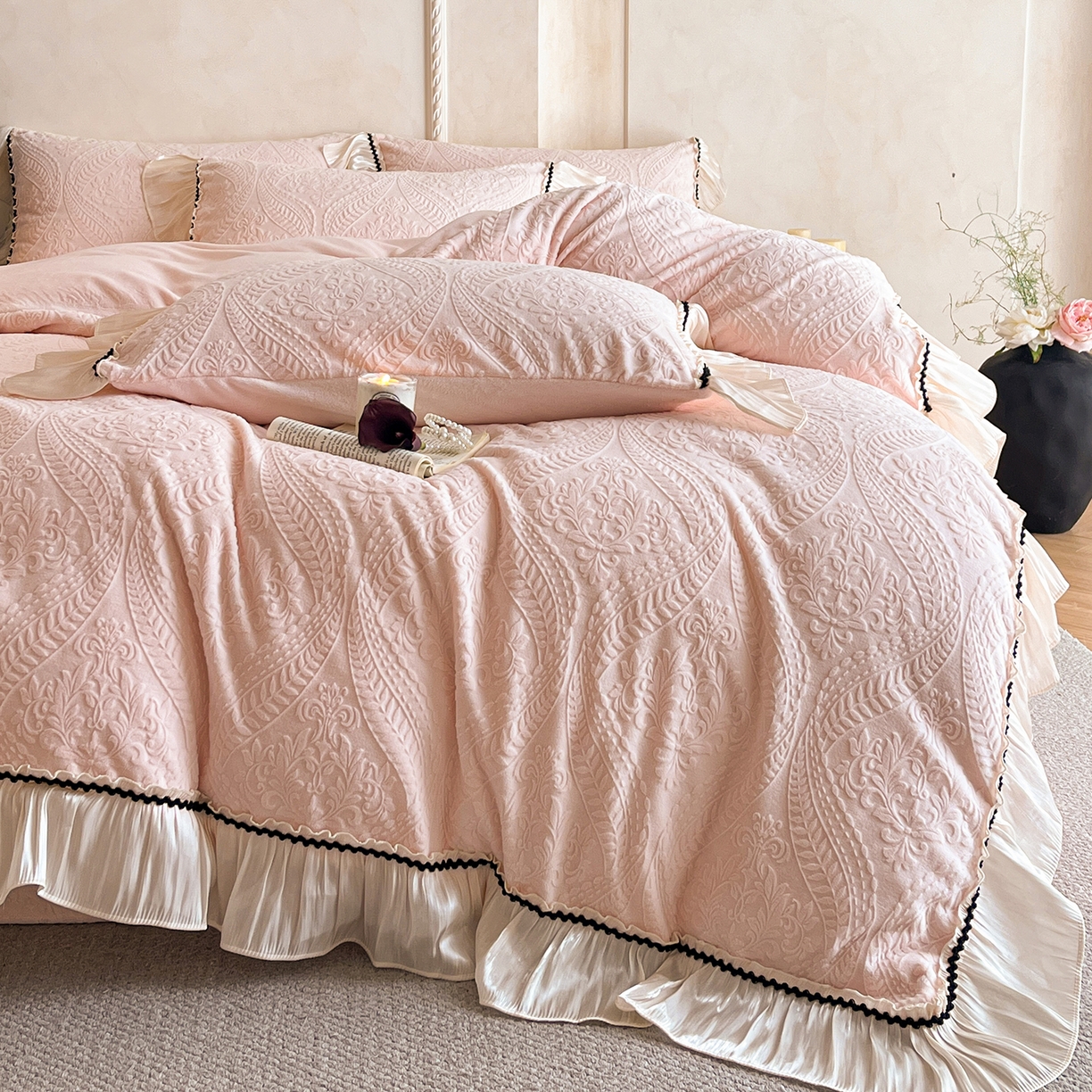 91家纺网 家纺一手货源 找家纺 叠派家纺 2025新款高克重高端牛奶绒雕花欧式花边工艺款巴洛克系列四件套（直播热款）提供买家秀 巴洛克-千禧粉