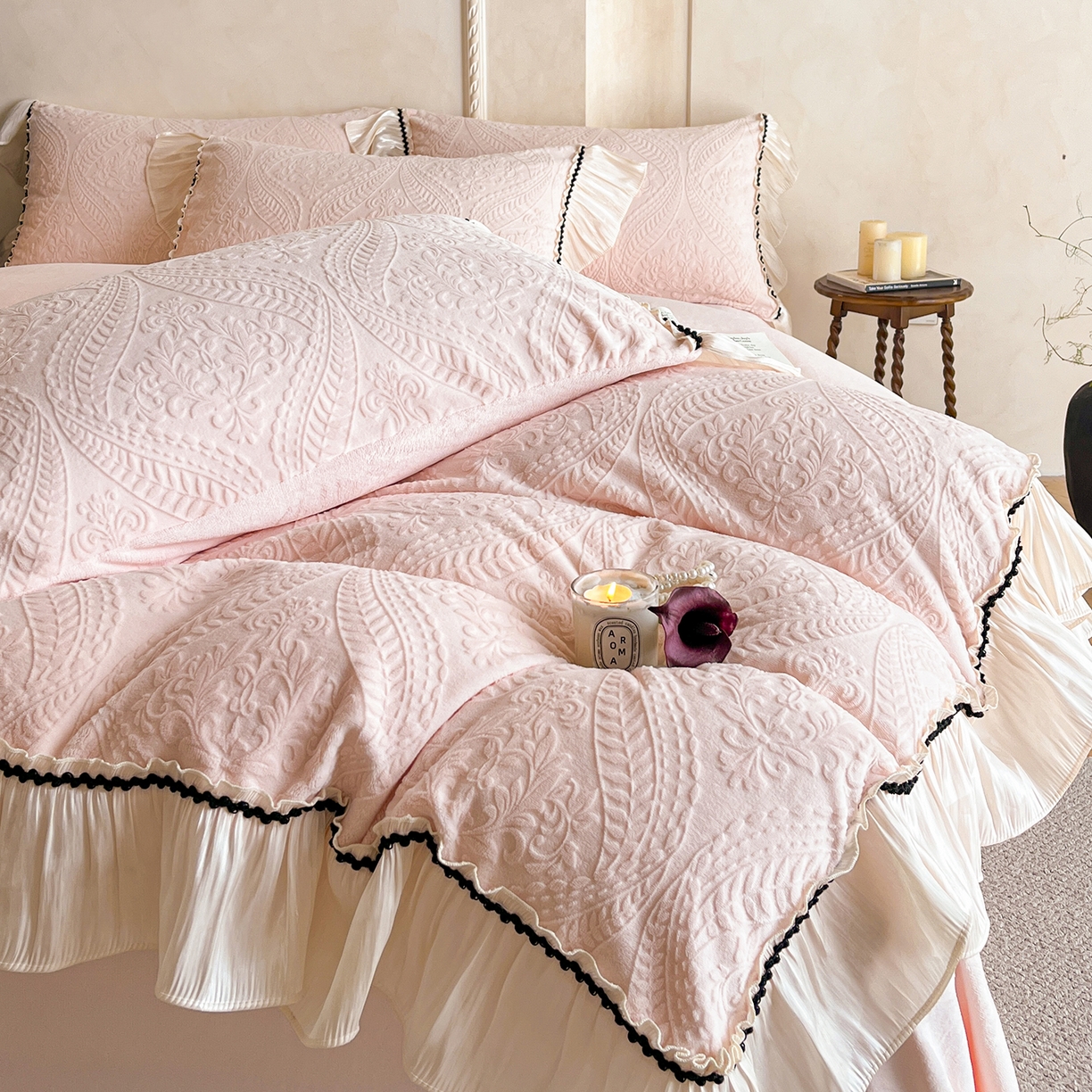 91家纺网 家纺一手货源 找家纺 叠派家纺 2025新款高克重高端牛奶绒雕花欧式花边工艺款巴洛克系列四件套（直播热款）提供买家秀 巴洛克-千禧粉