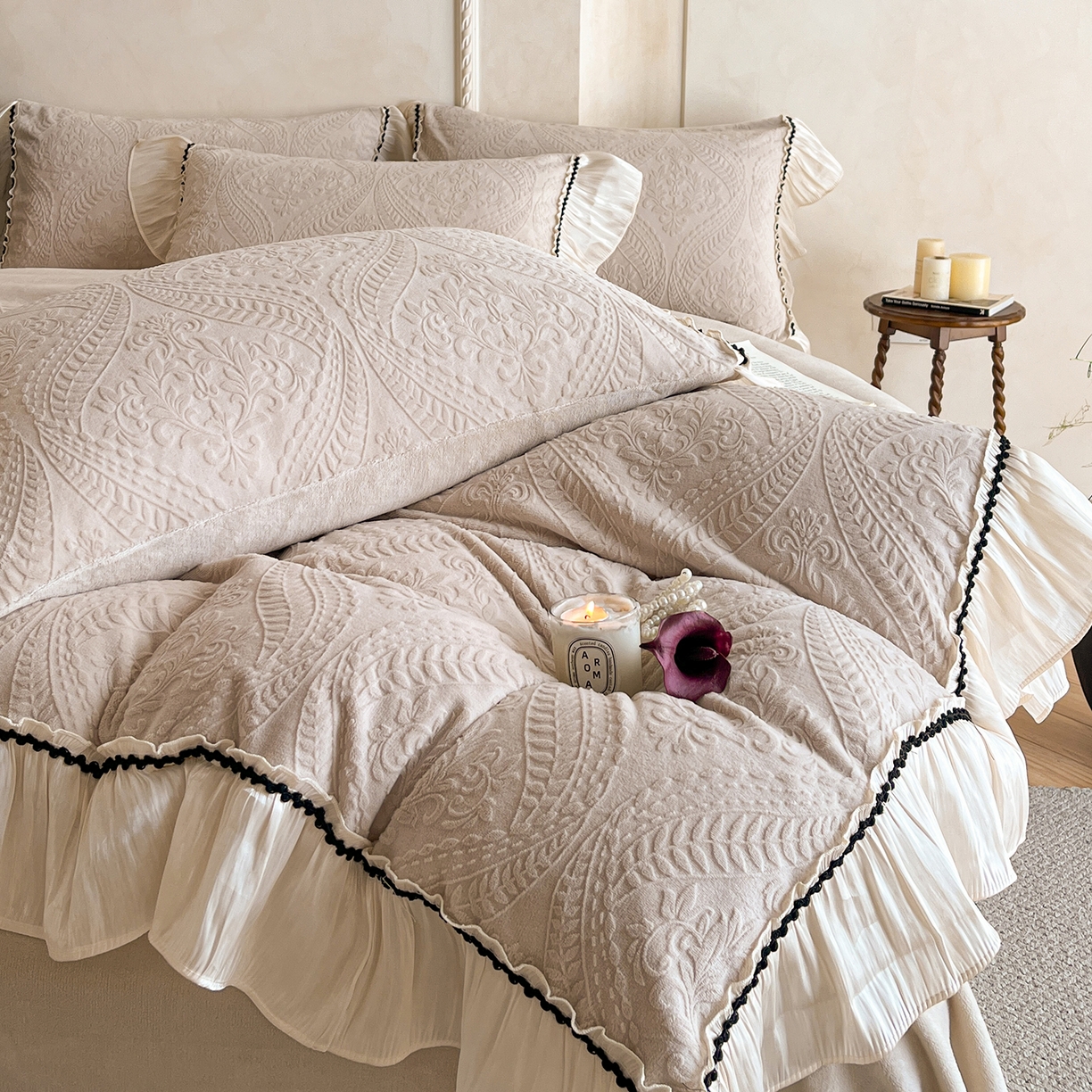 91家纺网 家纺一手货源 找家纺 叠派家纺 2025新款高克重高端牛奶绒雕花欧式花边工艺款巴洛克系列四件套（直播热款）提供买家秀 巴洛克-复古灰