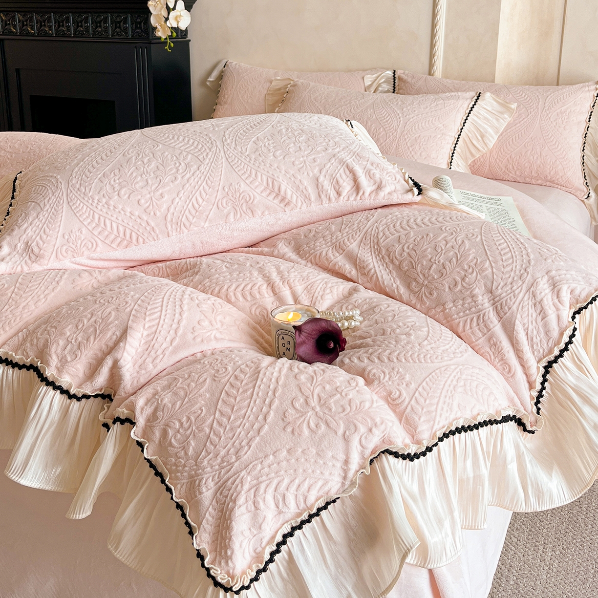 91家纺网 家纺一手货源 找家纺 叠派家纺 2025新款高克重高端牛奶绒雕花欧式花边工艺款巴洛克系列四件套（直播热款）提供买家秀 巴洛克-千禧粉