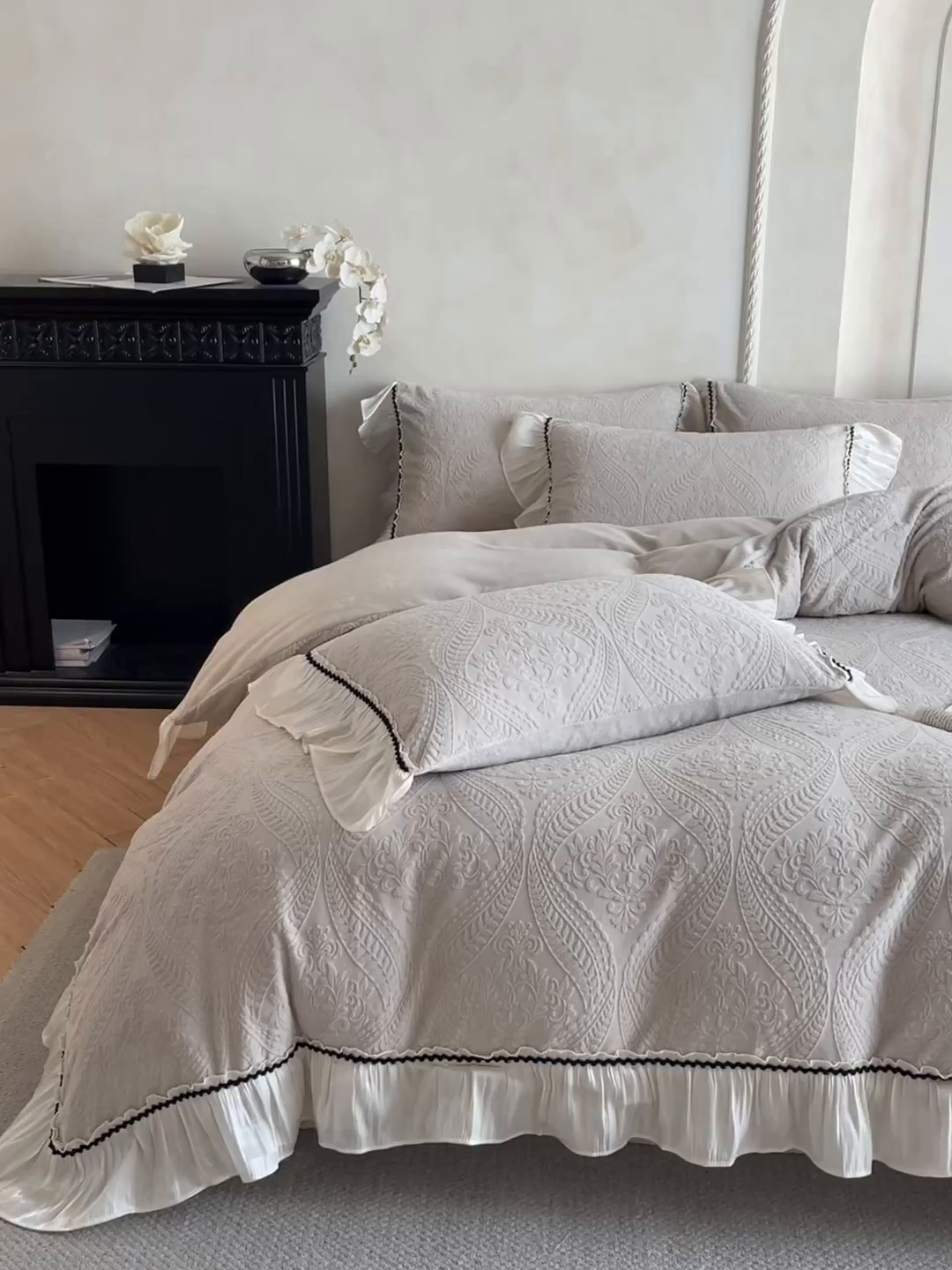 91家纺网 家纺一手货源 找家纺 叠派家纺 2025新款高克重高端牛奶绒雕花欧式花边工艺款巴洛克系列四件套（直播热款）提供买家秀 巴洛克-复古灰