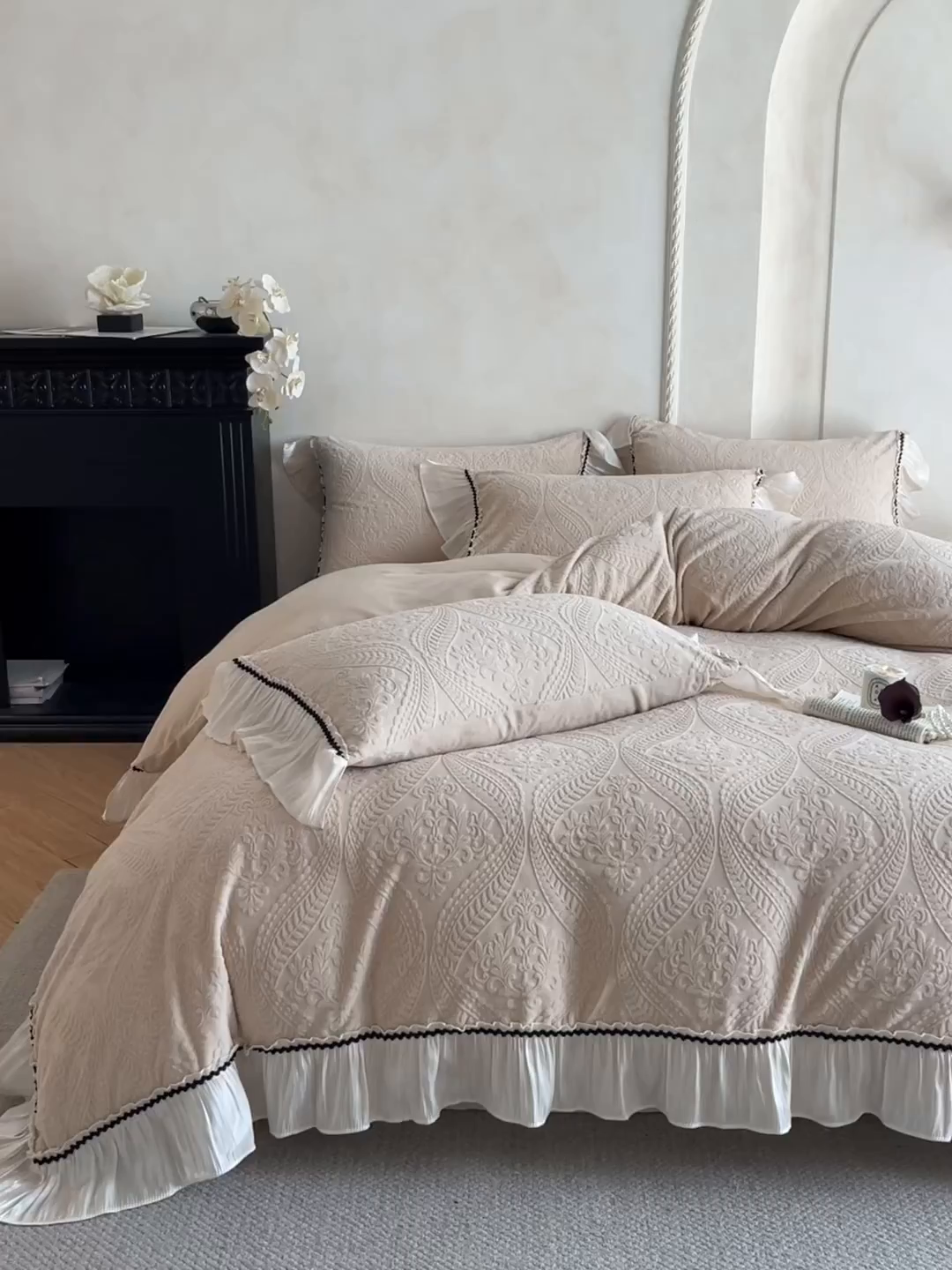 91家纺网 家纺一手货源 找家纺 叠派家纺 2025新款高克重高端牛奶绒雕花欧式花边工艺款巴洛克系列四件套（直播热款）提供买家秀 巴洛克-卡其