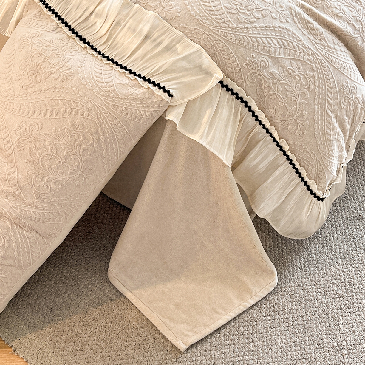 91家纺网 家纺一手货源 找家纺 叠派家纺 2025新款高克重高端牛奶绒雕花欧式花边工艺款巴洛克系列四件套（直播热款）提供买家秀 巴洛克-复古灰