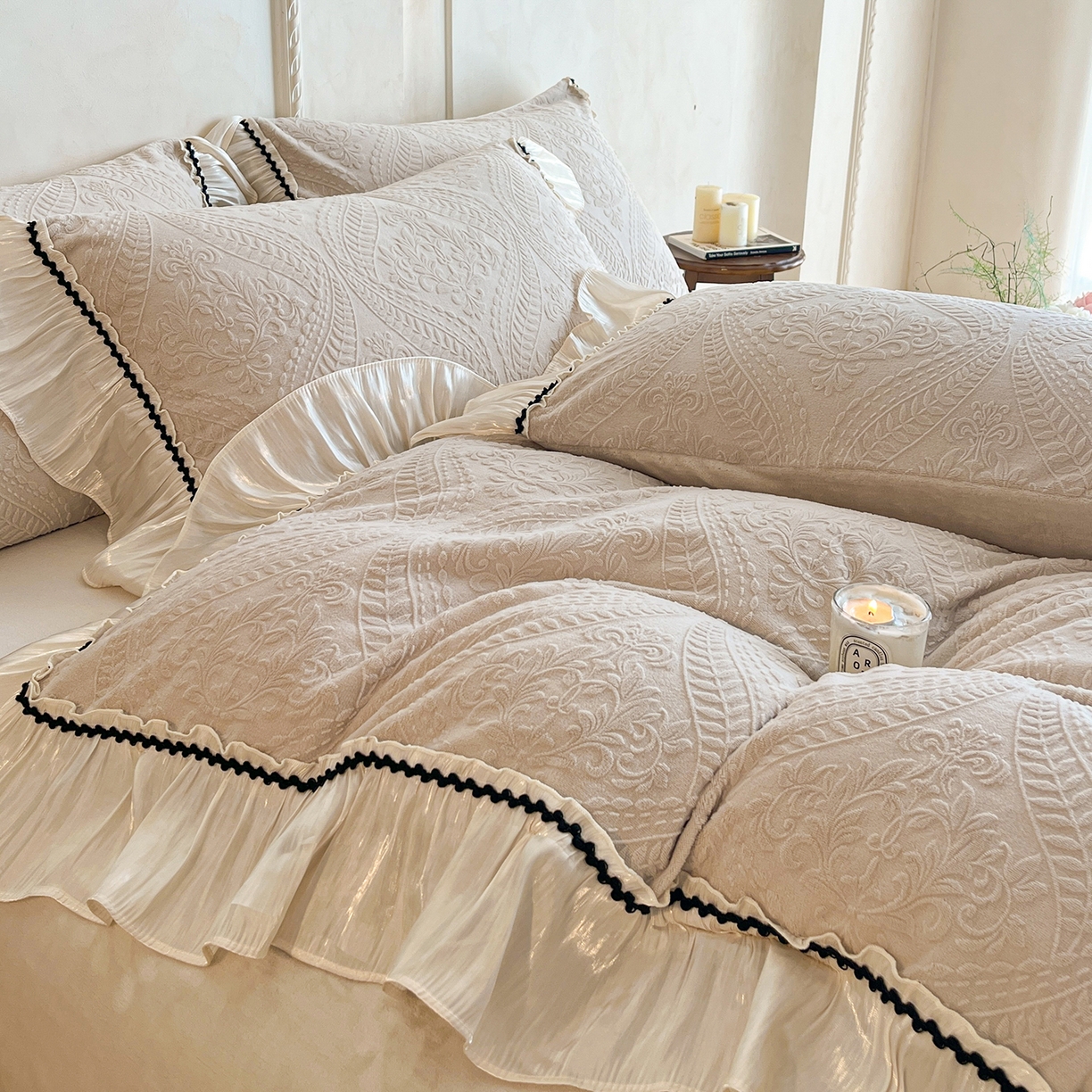 91家纺网 家纺一手货源 找家纺 叠派家纺 2025新款高克重高端牛奶绒雕花欧式花边工艺款巴洛克系列四件套（直播热款）提供买家秀 巴洛克-复古灰