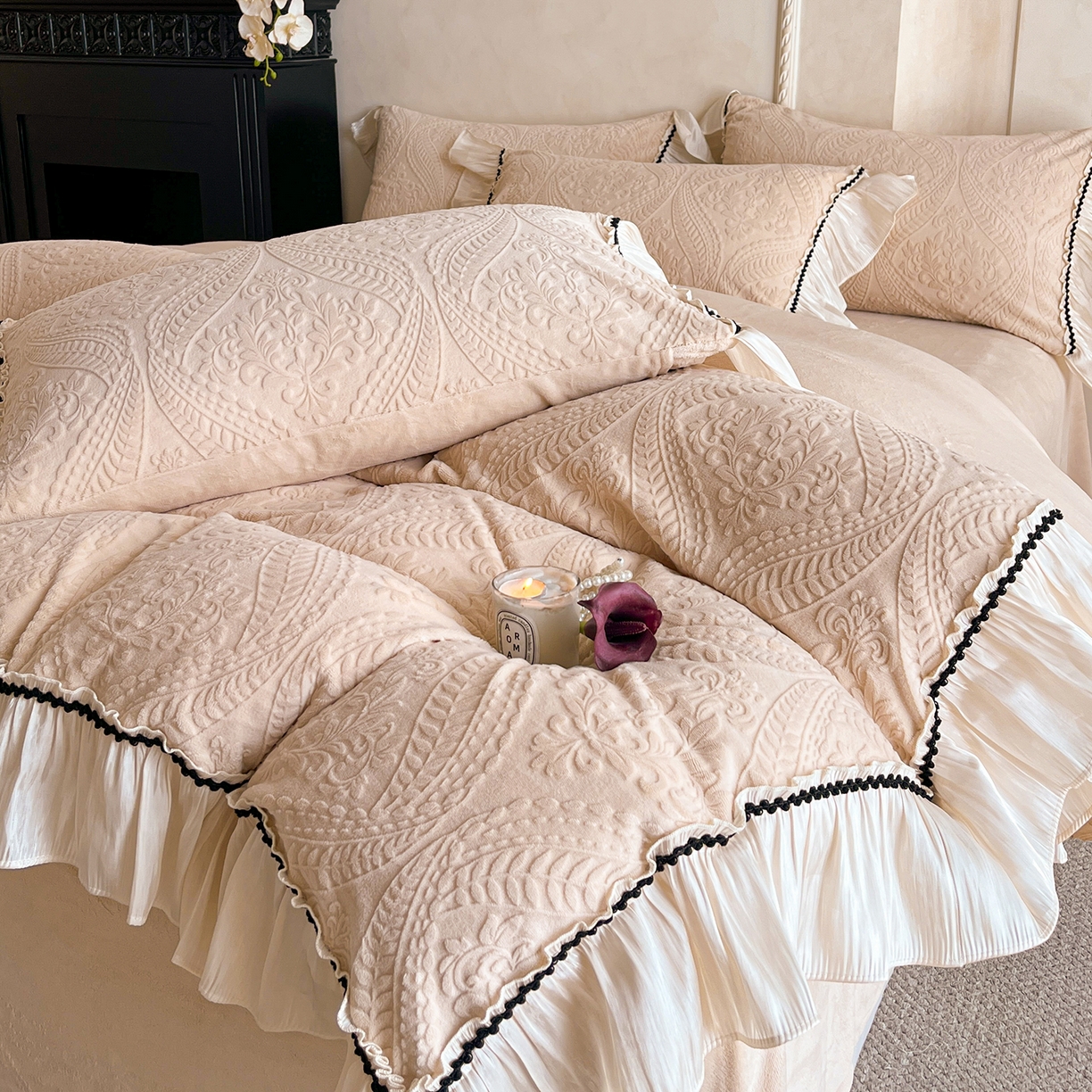 91家纺网 家纺一手货源 找家纺 叠派家纺 2025新款高克重高端牛奶绒雕花欧式花边工艺款巴洛克系列四件套（直播热款）提供买家秀 巴洛克-卡其