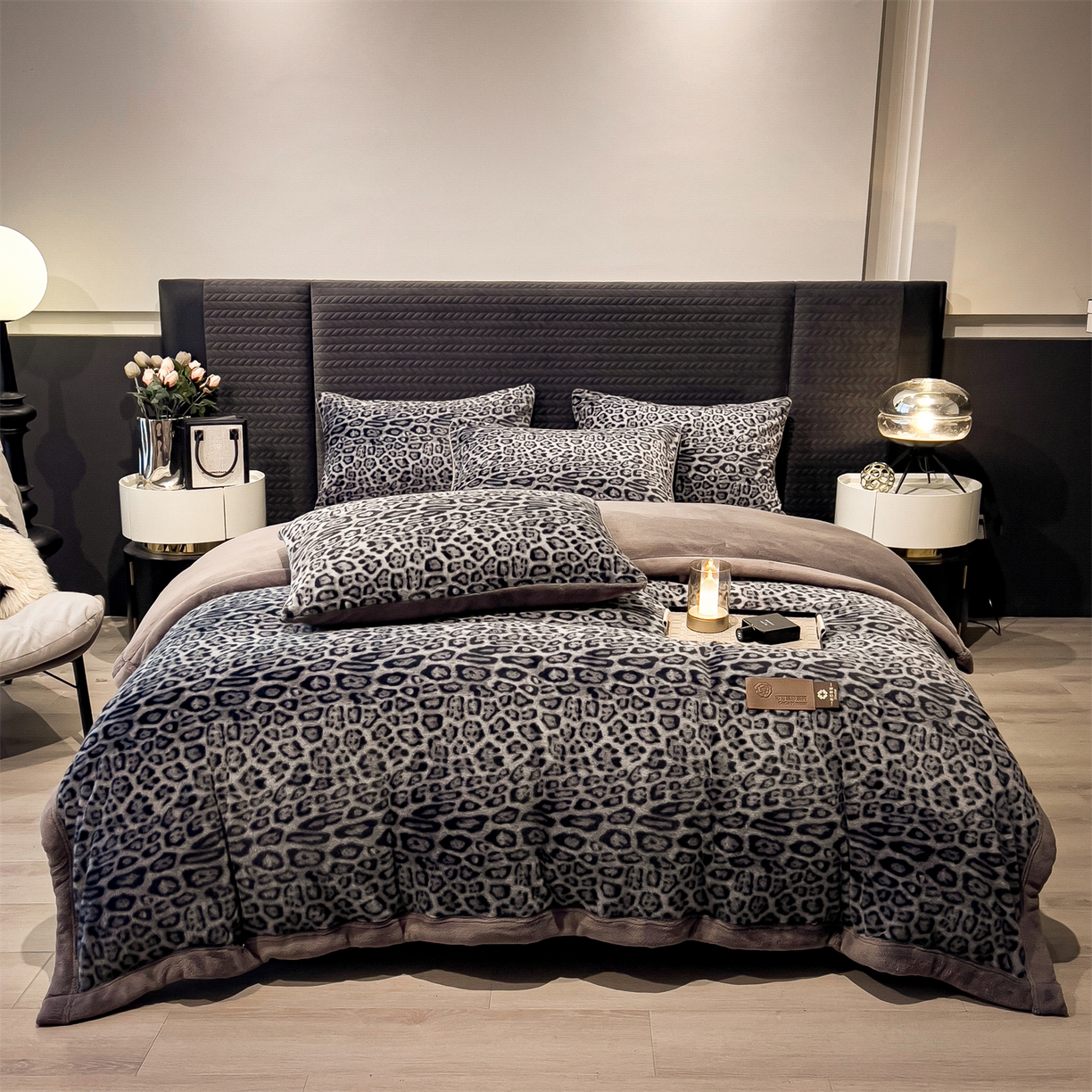 91家纺网 家纺一手货源 找家纺 叠派家纺 2025新款A类轻奢款高克重高端水貂四件套可可慕莎系列（直播热款）提供买家秀 可可慕莎-魅影蓝灰